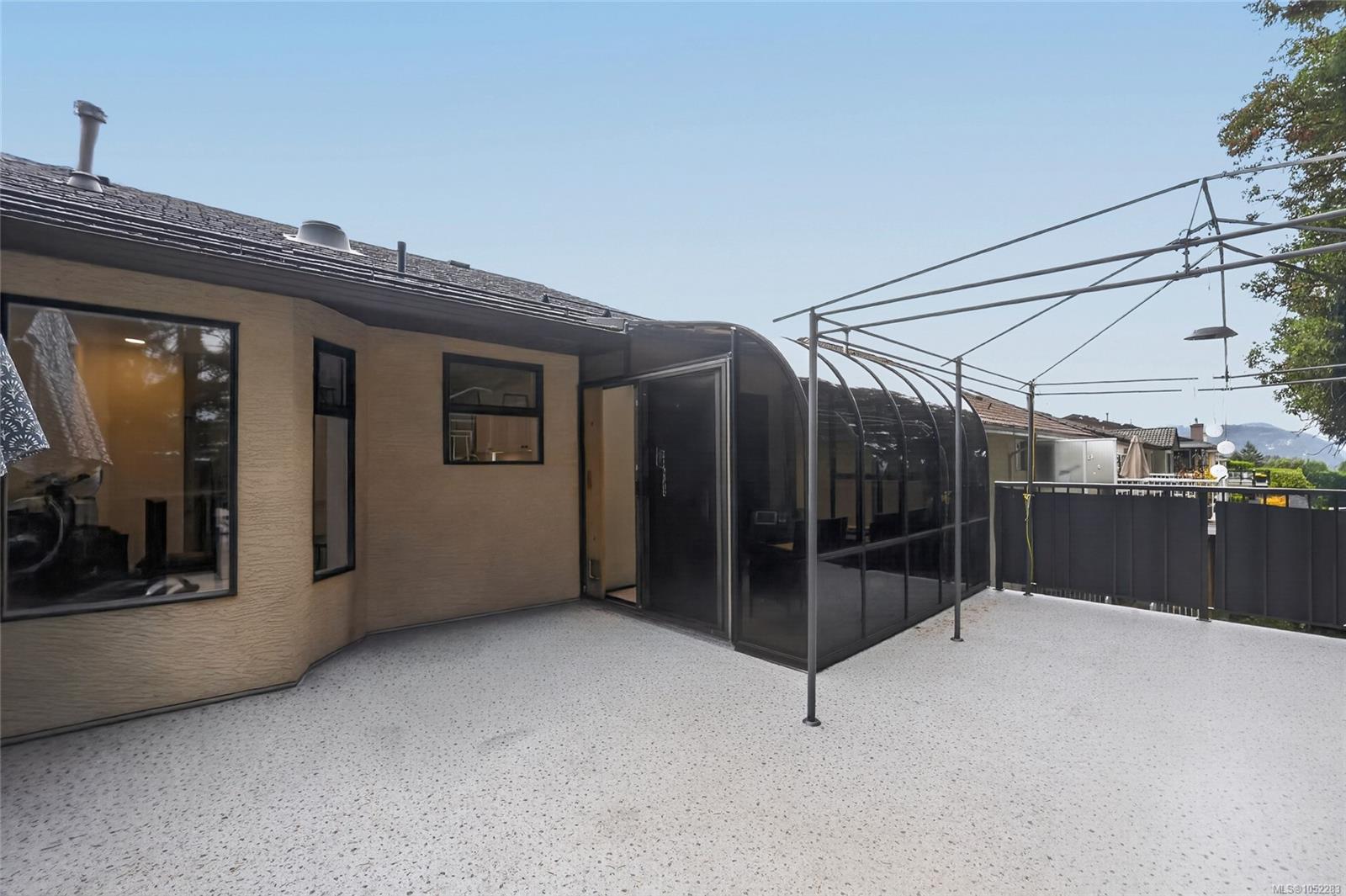 5334 Georgiaview Cres — listing photo 8 of 44