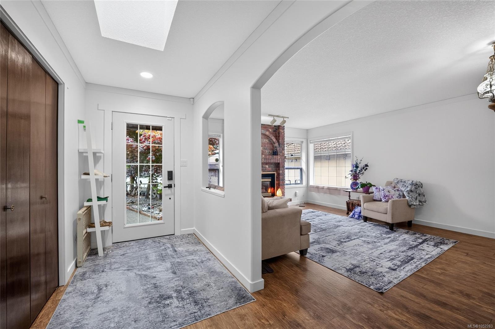 5334 Georgiaview Cres — listing photo 10 of 44
