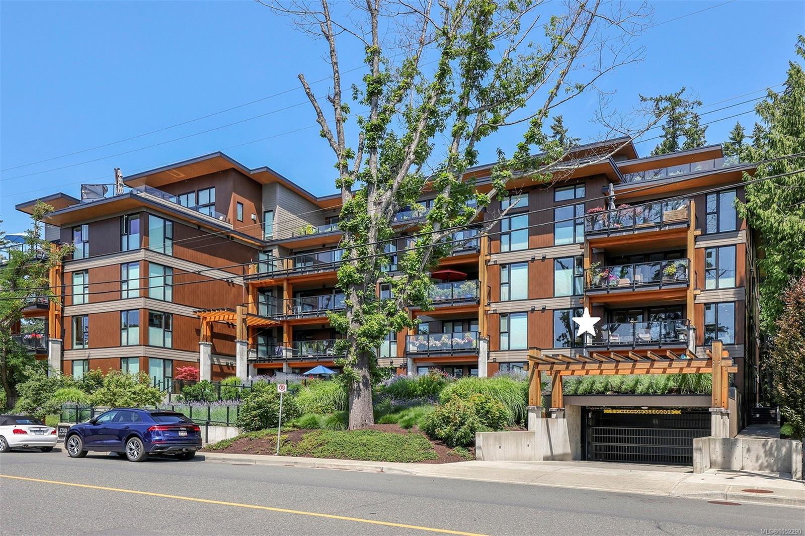 208-1700 Balmoral Ave — listing photo 3 of 37