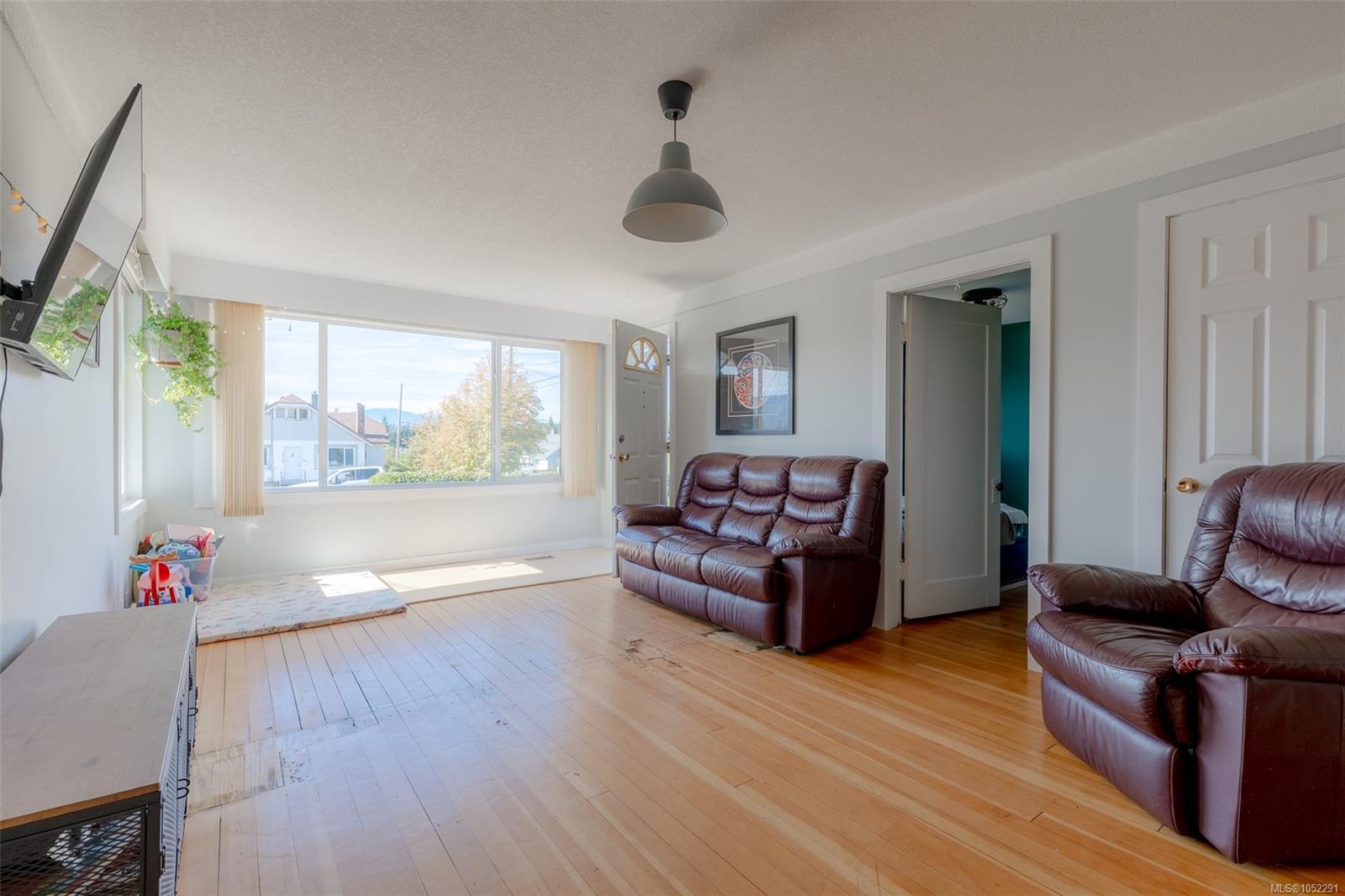 4891 David St — listing photo 11 of 47