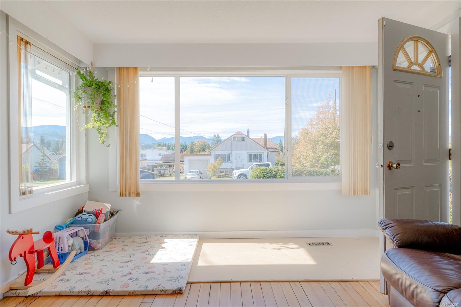 4891 David St — listing photo 12 of 47