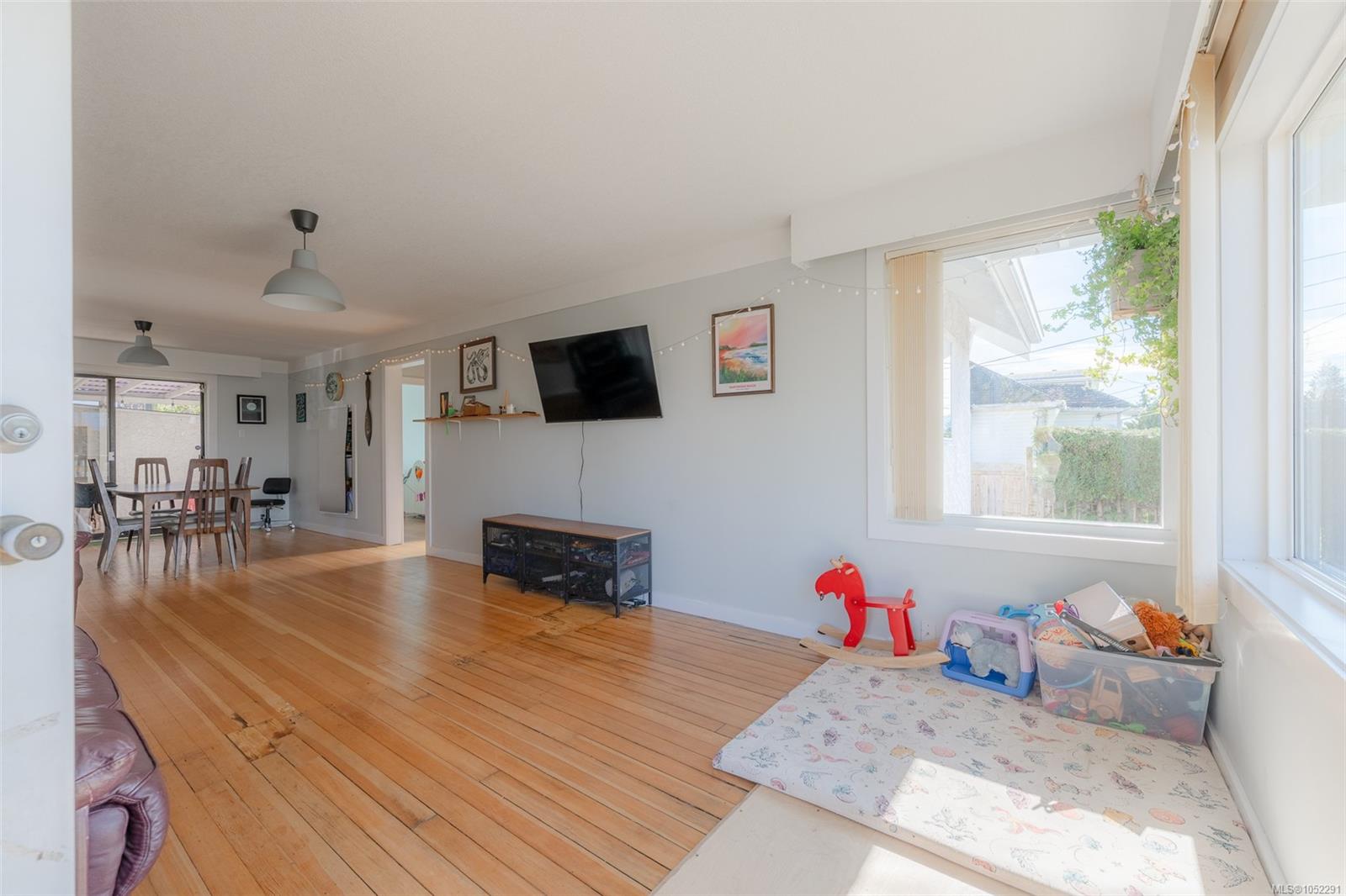 4891 David St — listing photo 7 of 47