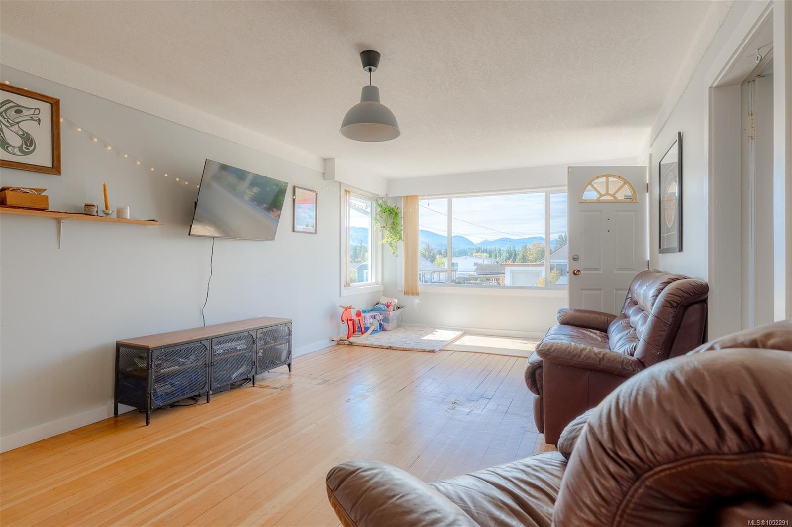 4891 David St — listing photo 9 of 47
