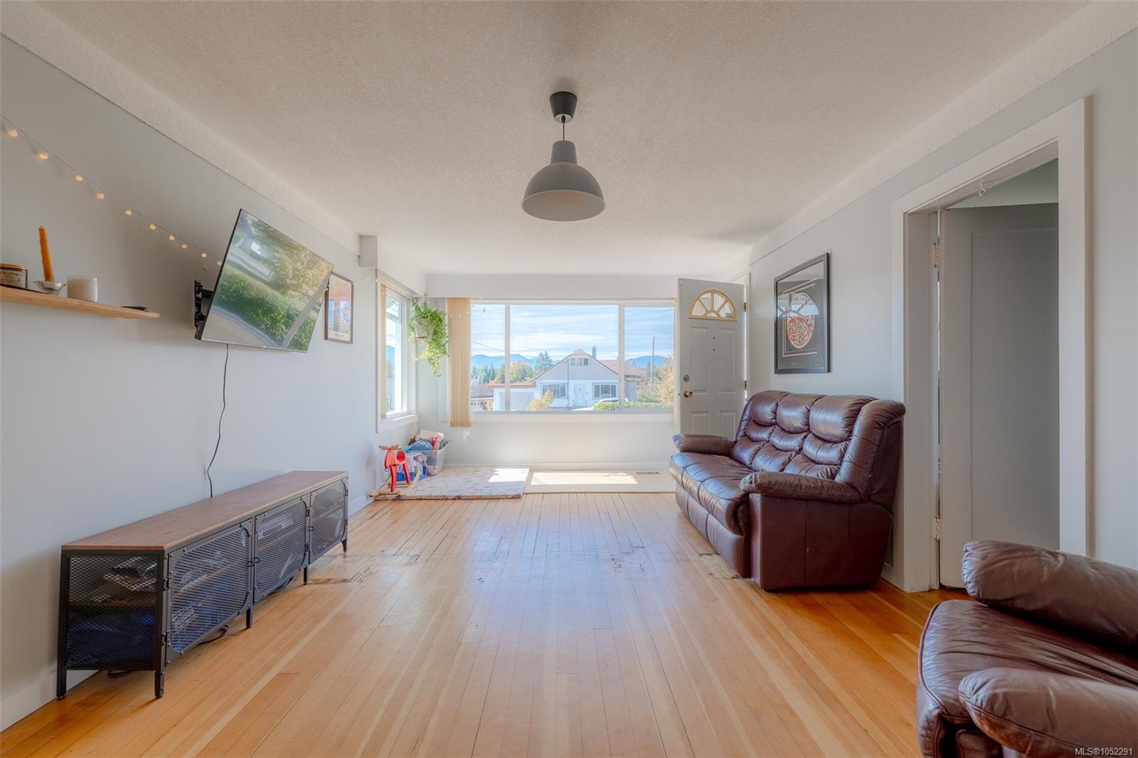 4891 David St — listing photo 10 of 47