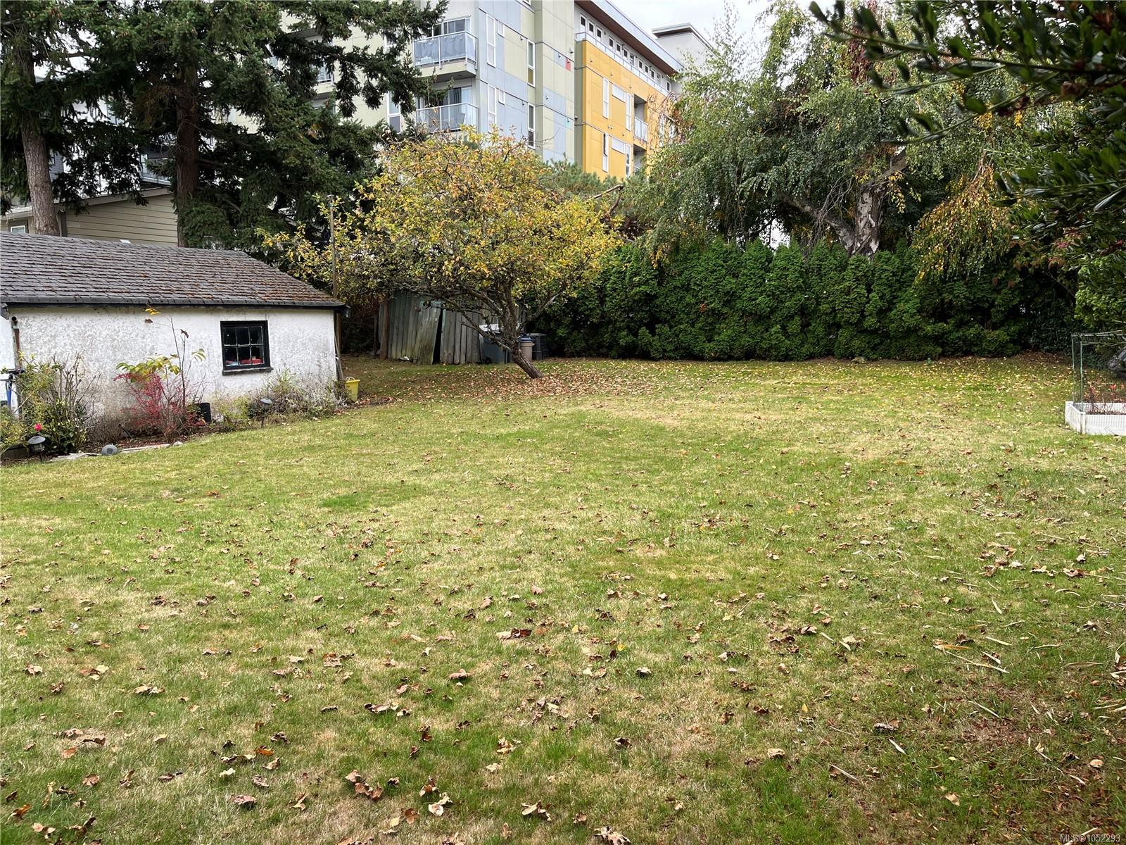 845 Old Esquimalt Rd — listing photo 11 of 20