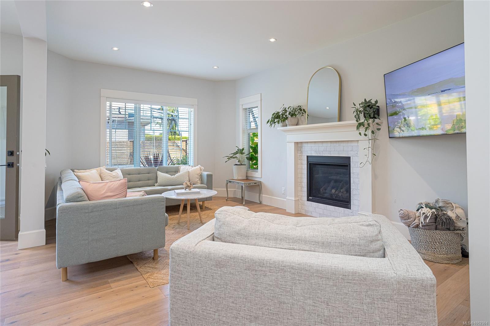 10372 Resthaven Dr — listing photo 7 of 42