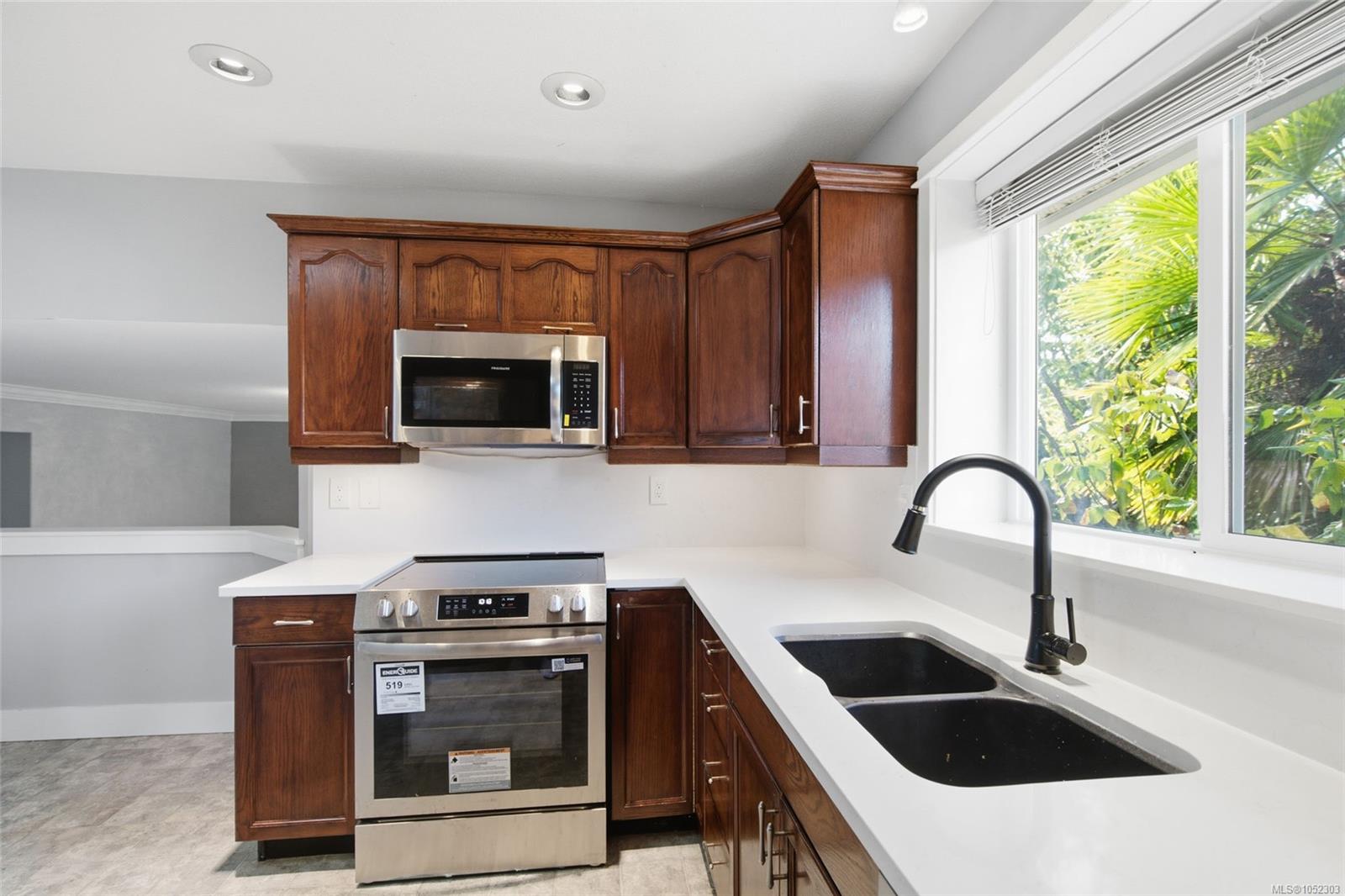 5999 Cathedral Cres — listing photo 12 of 44