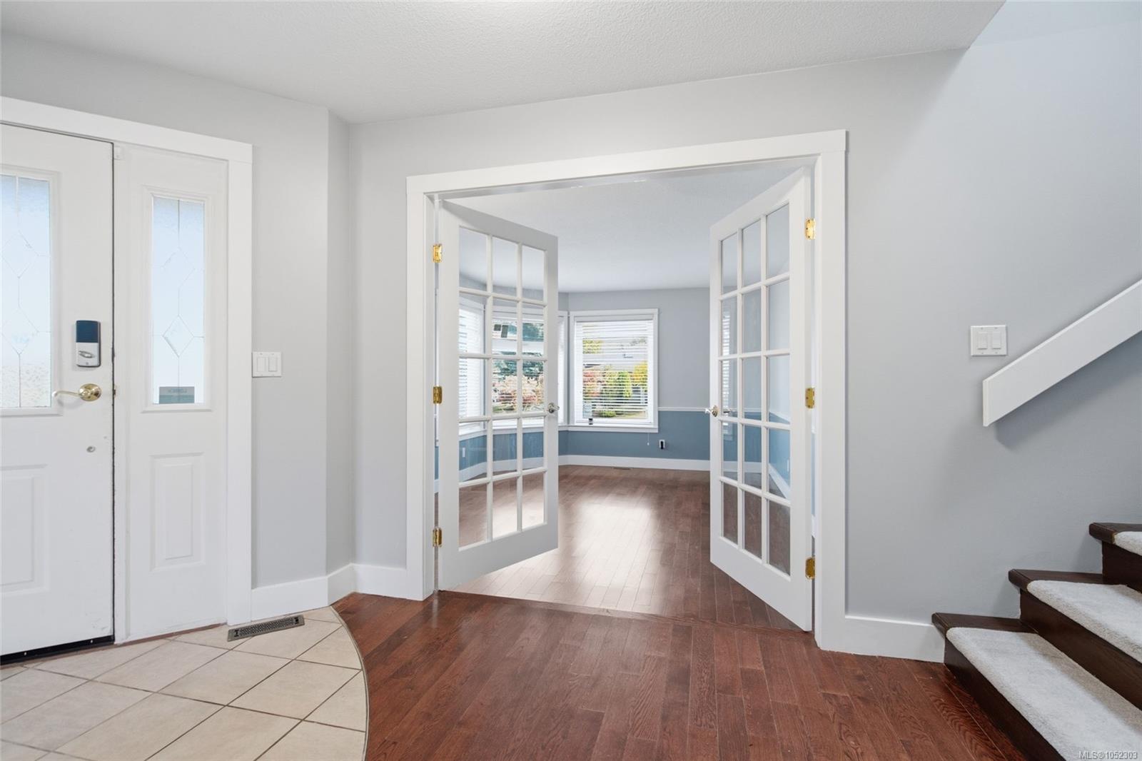5999 Cathedral Cres — listing photo 5 of 44