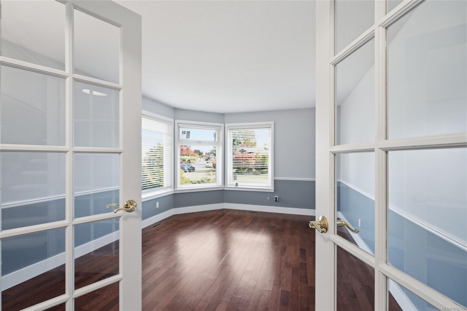 5999 Cathedral Cres — listing photo 7 of 44