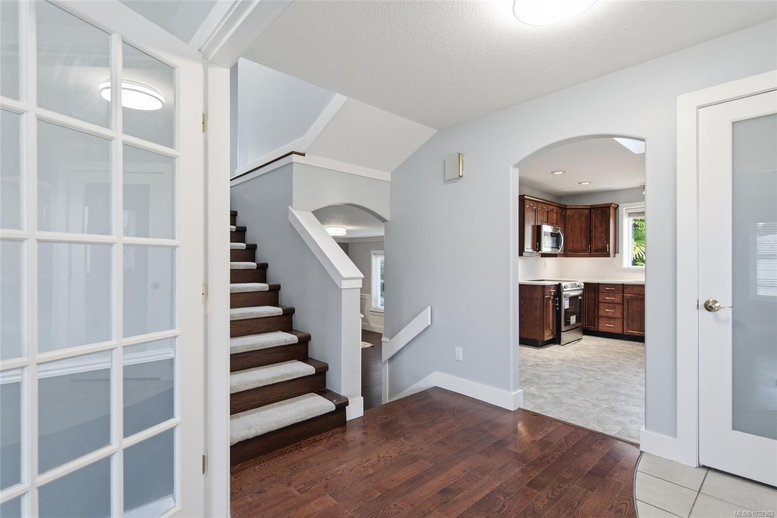 5999 Cathedral Cres — listing photo 9 of 44