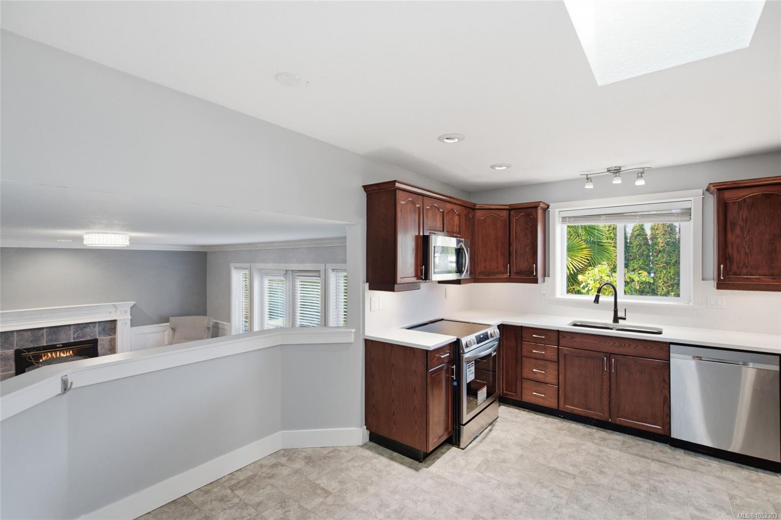5999 Cathedral Cres — listing photo 10 of 44