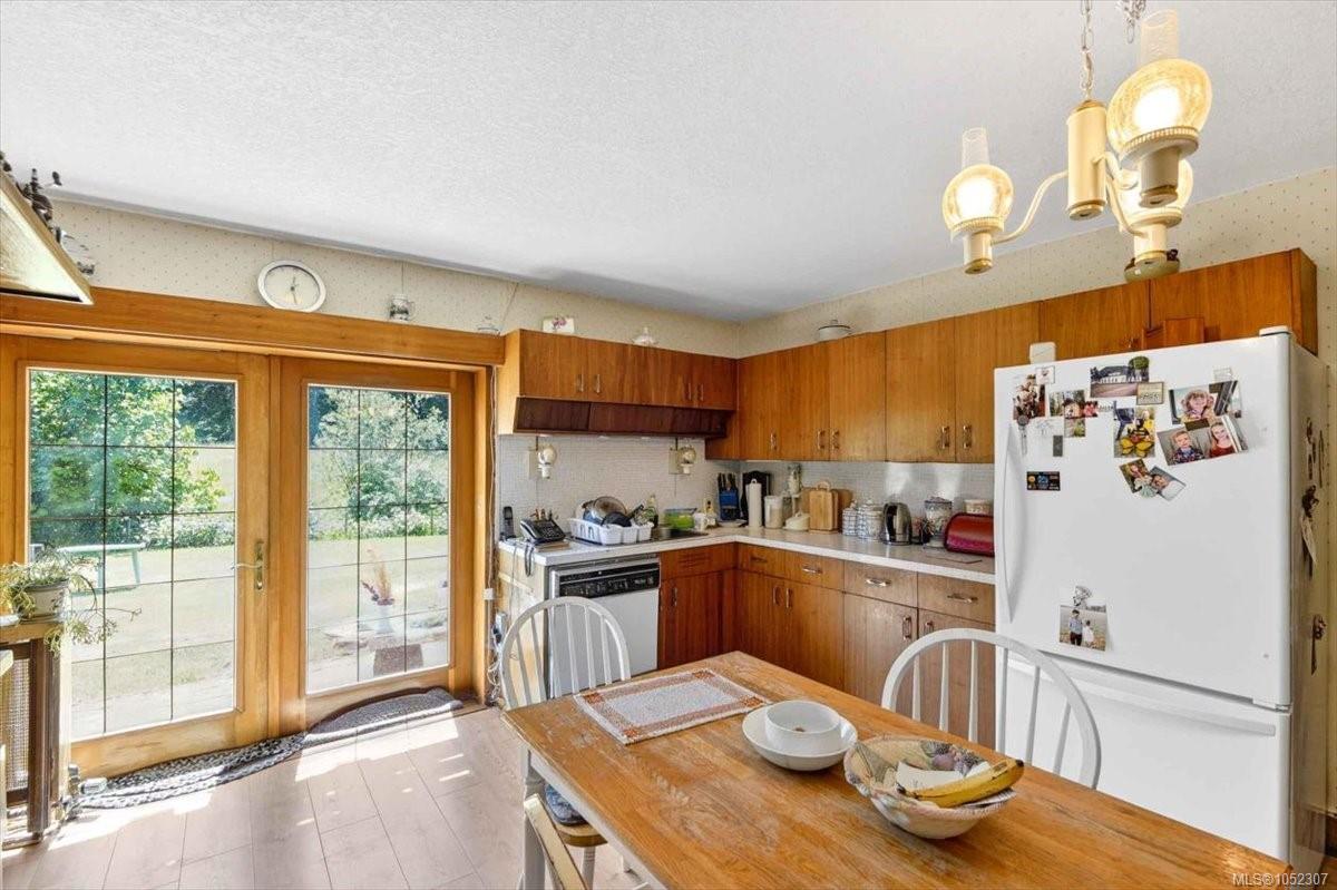 7251 Thompson Rd — listing photo 14 of 87