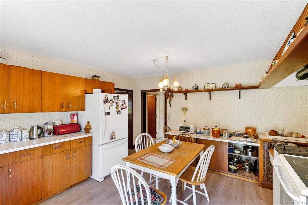 7251 Thompson Rd — listing photo 8 of 87