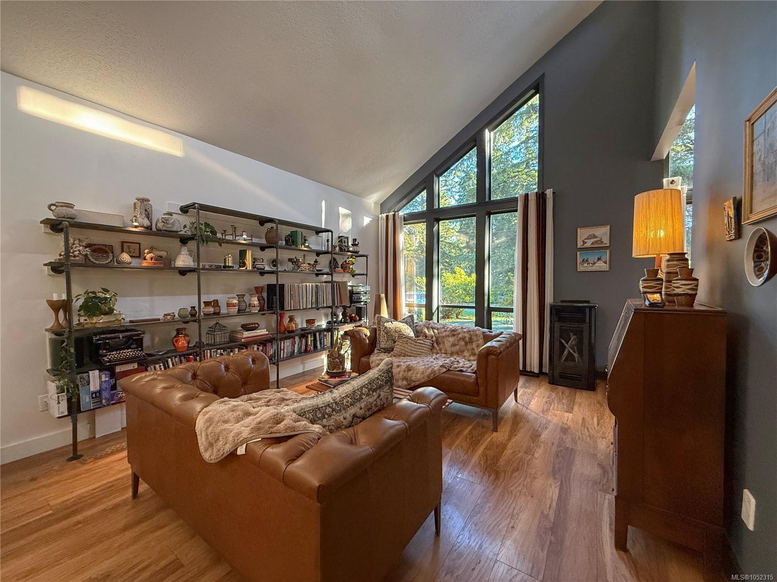 3836 Sutil Rd — listing photo 3 of 49