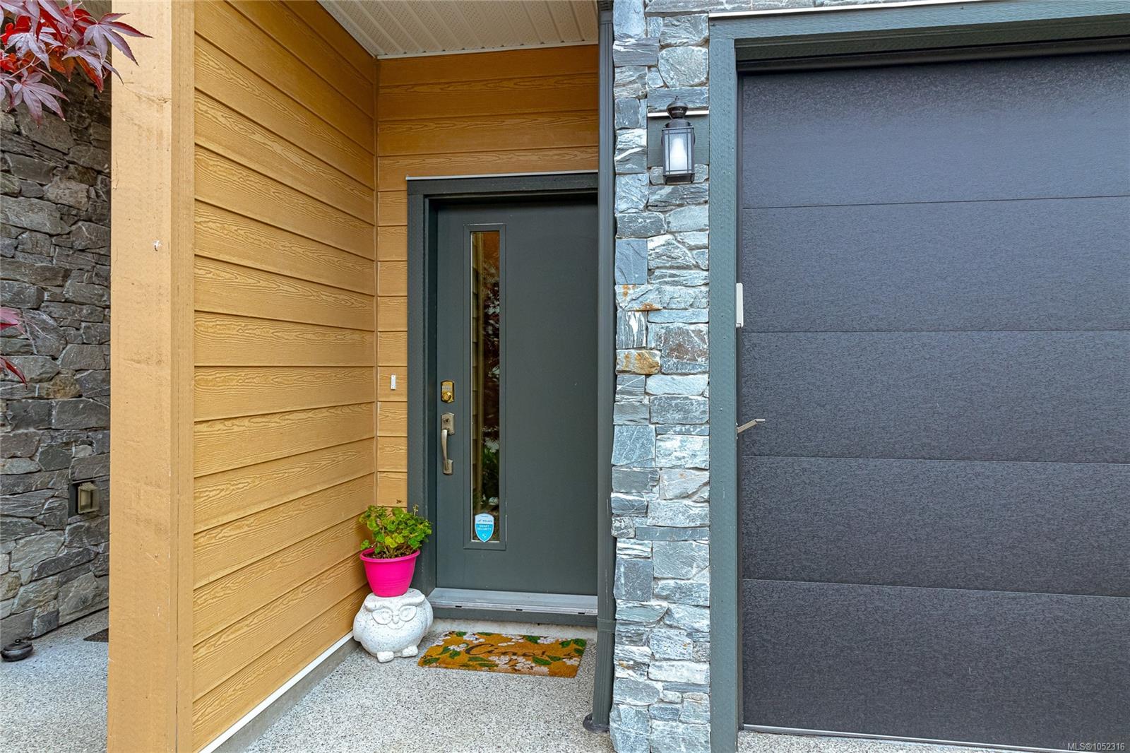 1460 Stella Lane — listing photo 4 of 31