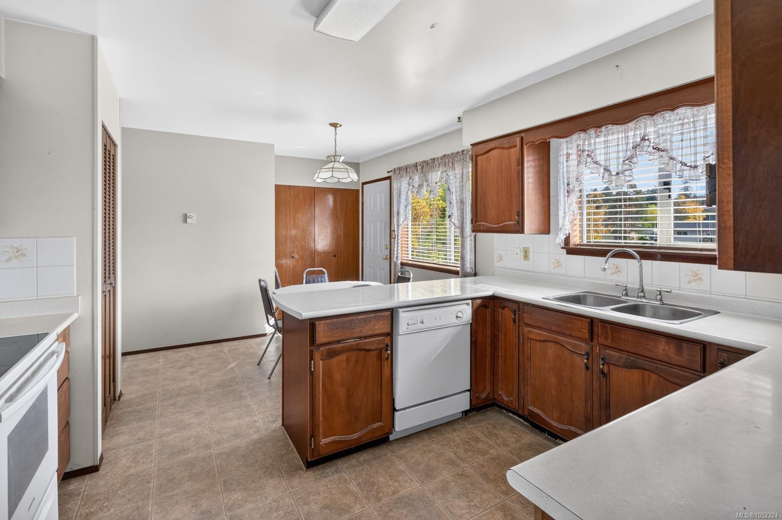 6043 Trillium Way — listing photo 7 of 41