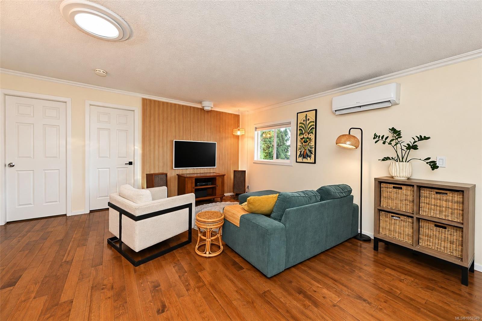 5883 Heather St — listing photo 10 of 45