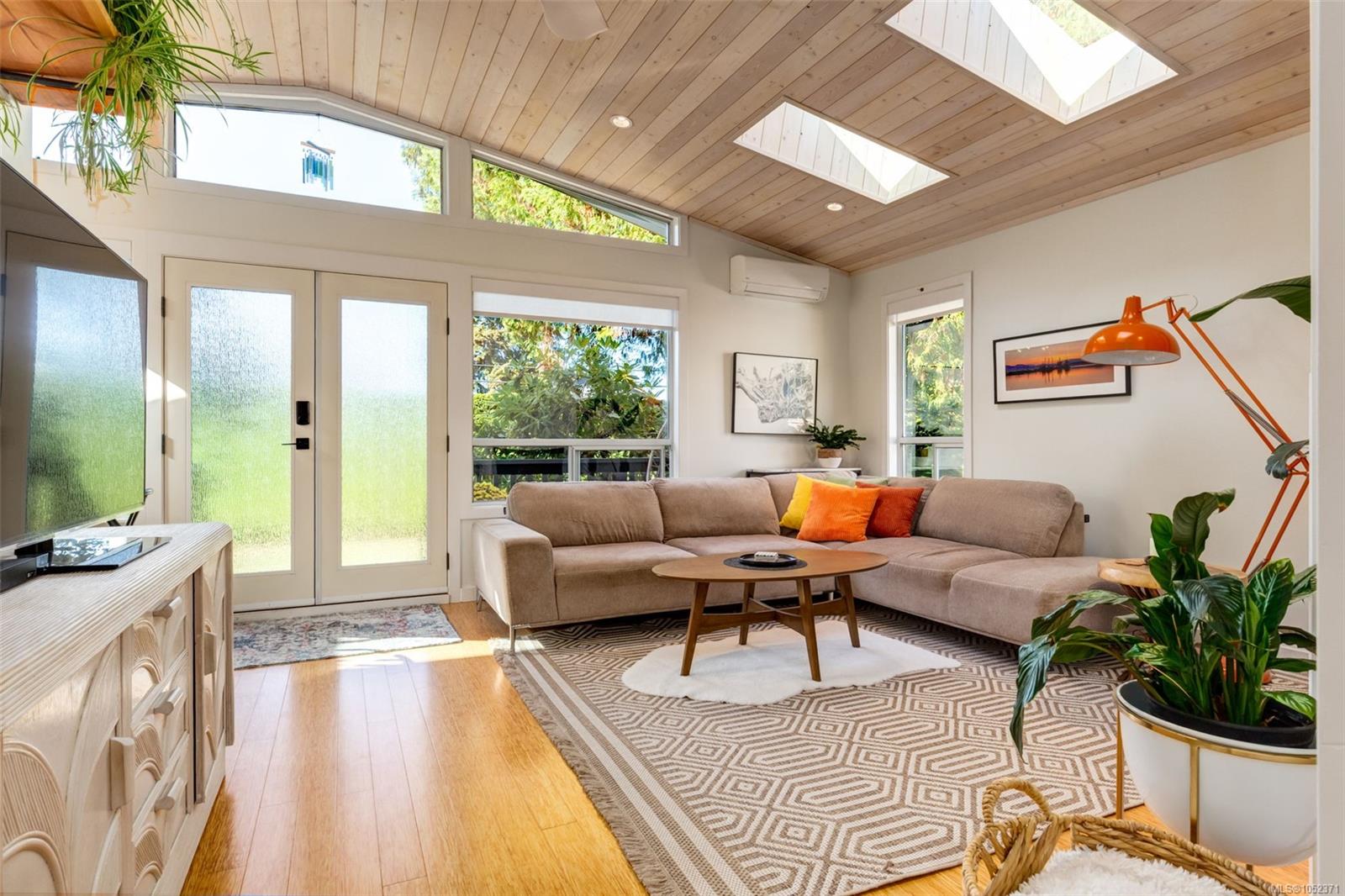 778 Shorewood Dr — listing photo 3 of 49
