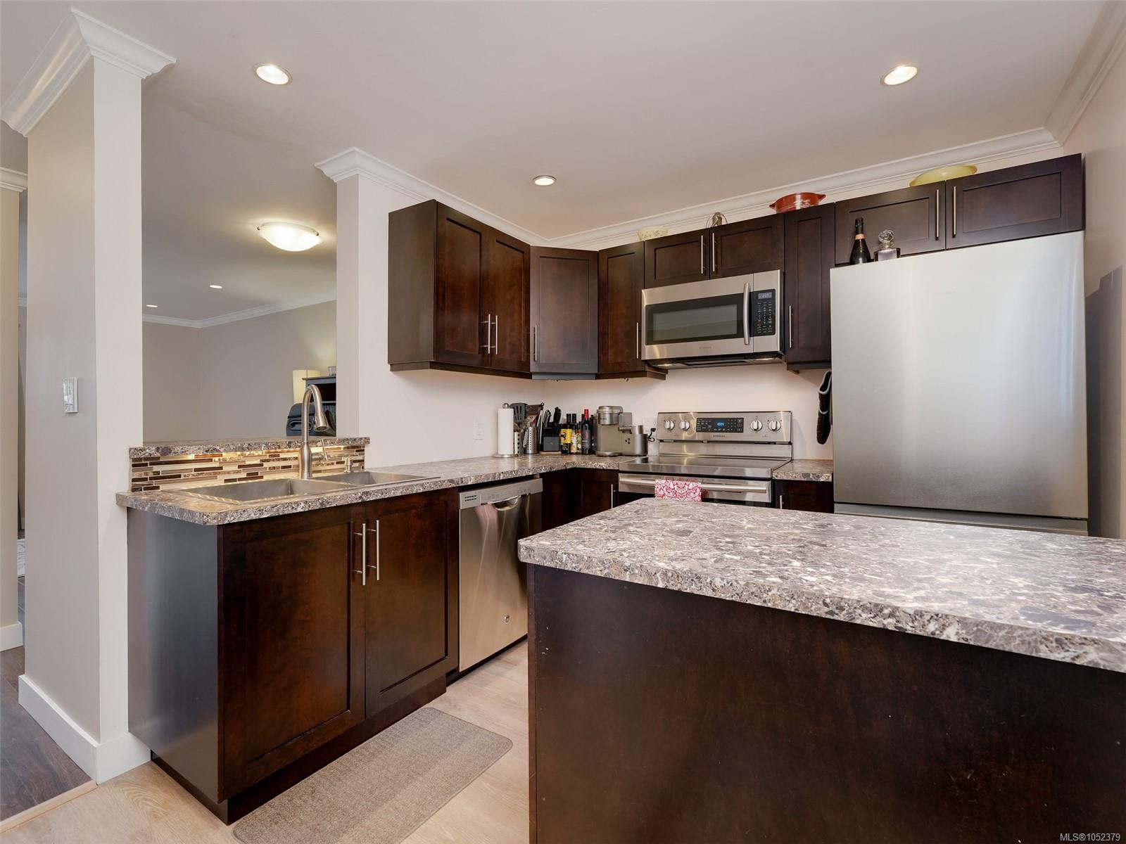 201 991 Cloverdale Ave, Saanich