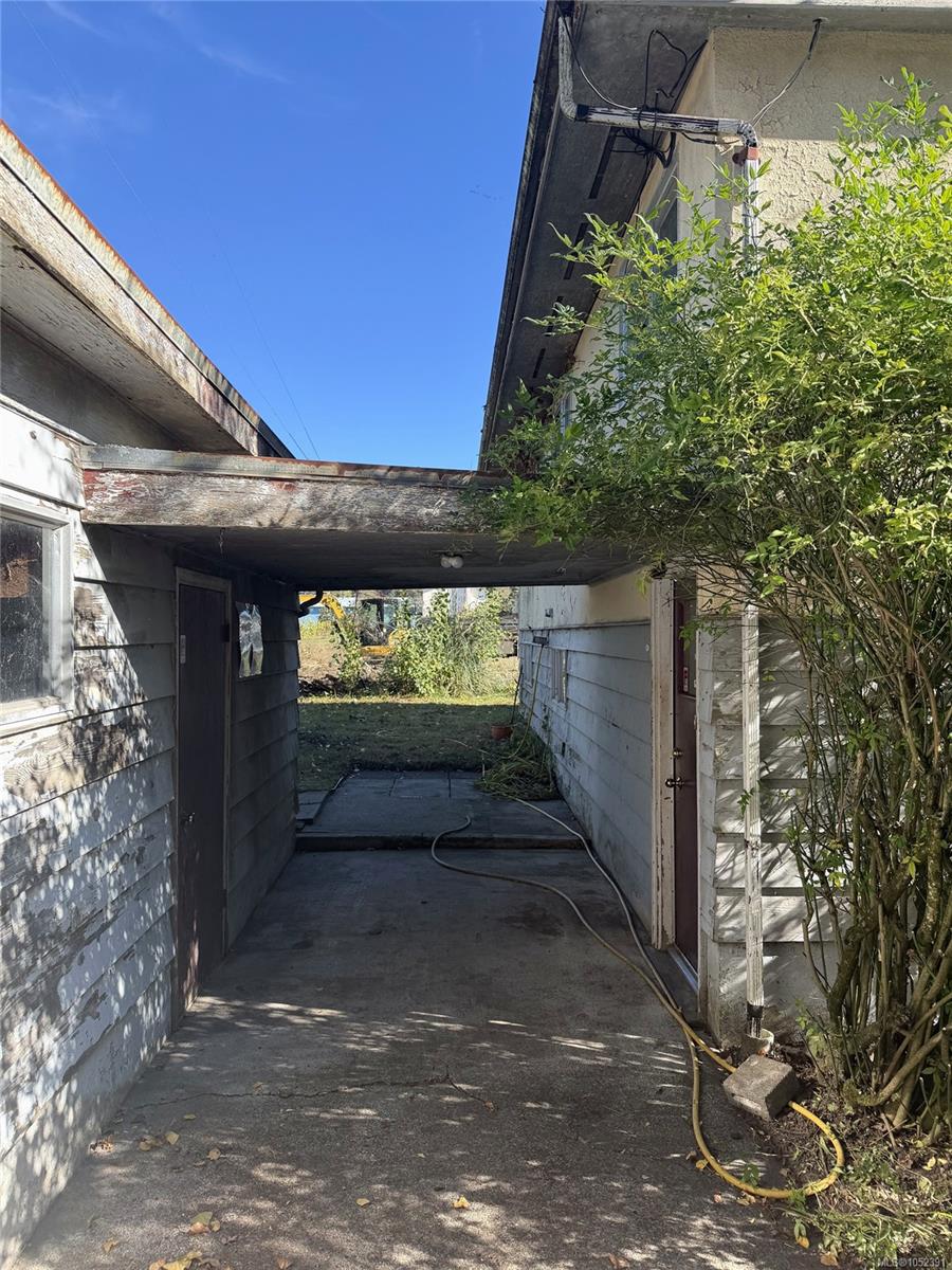 2766 Island View Rd — listing photo 12 of 32