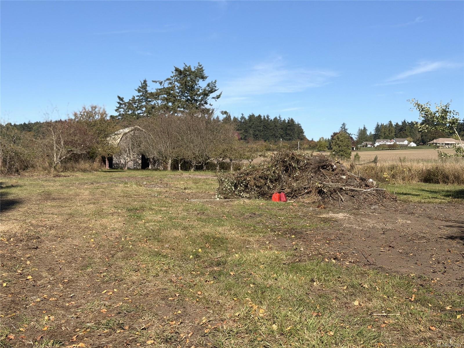2766 Island View Rd — listing photo 3 of 32