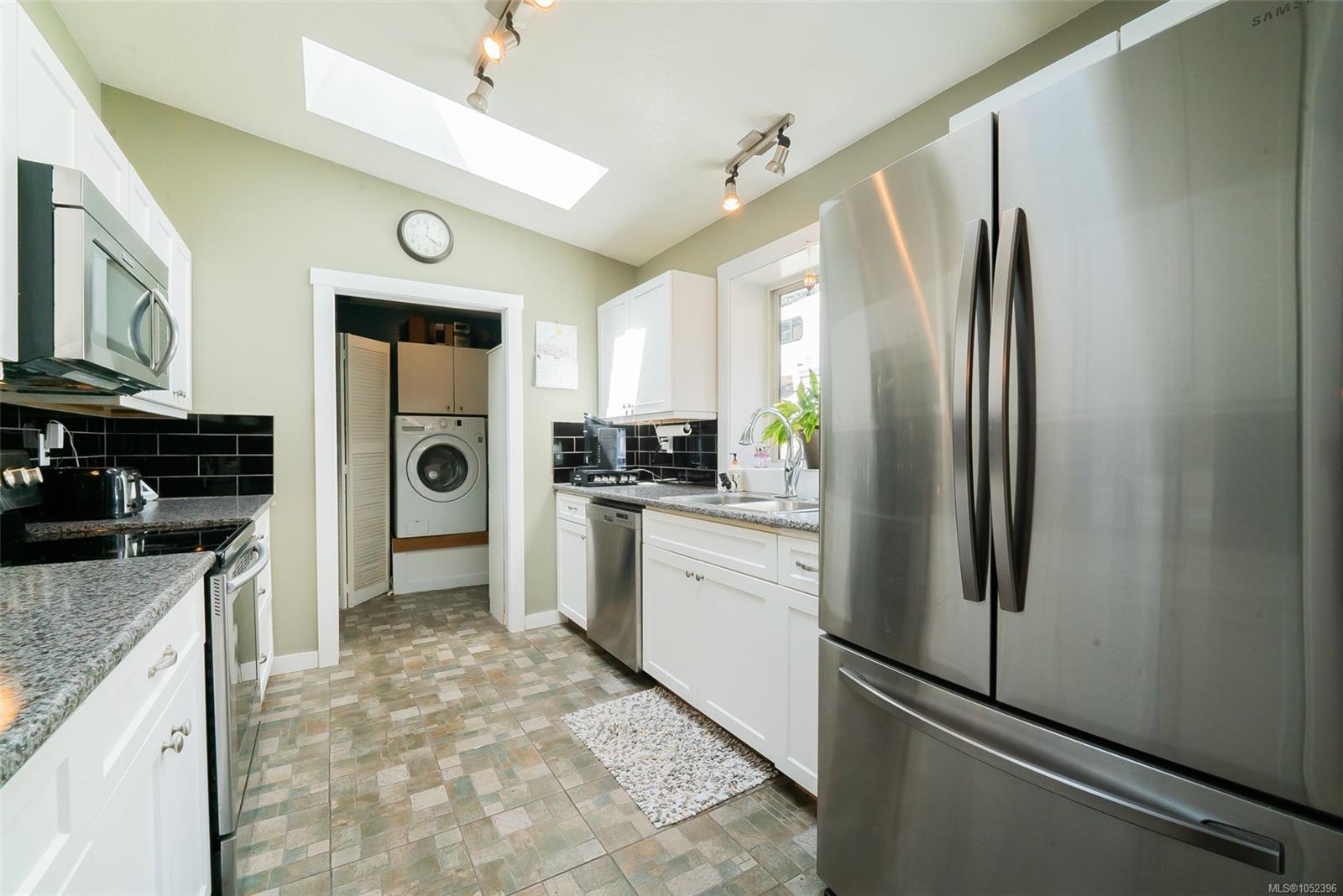 2446 Divot Dr — listing photo 7 of 28
