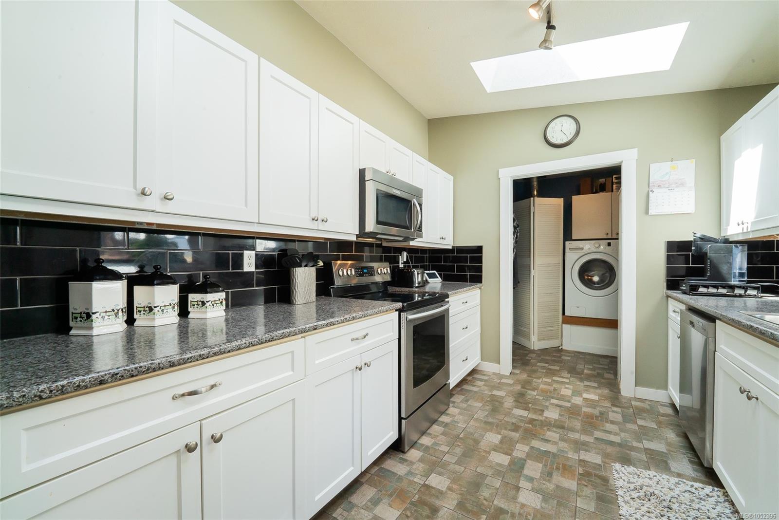 2446 Divot Dr — listing photo 10 of 28