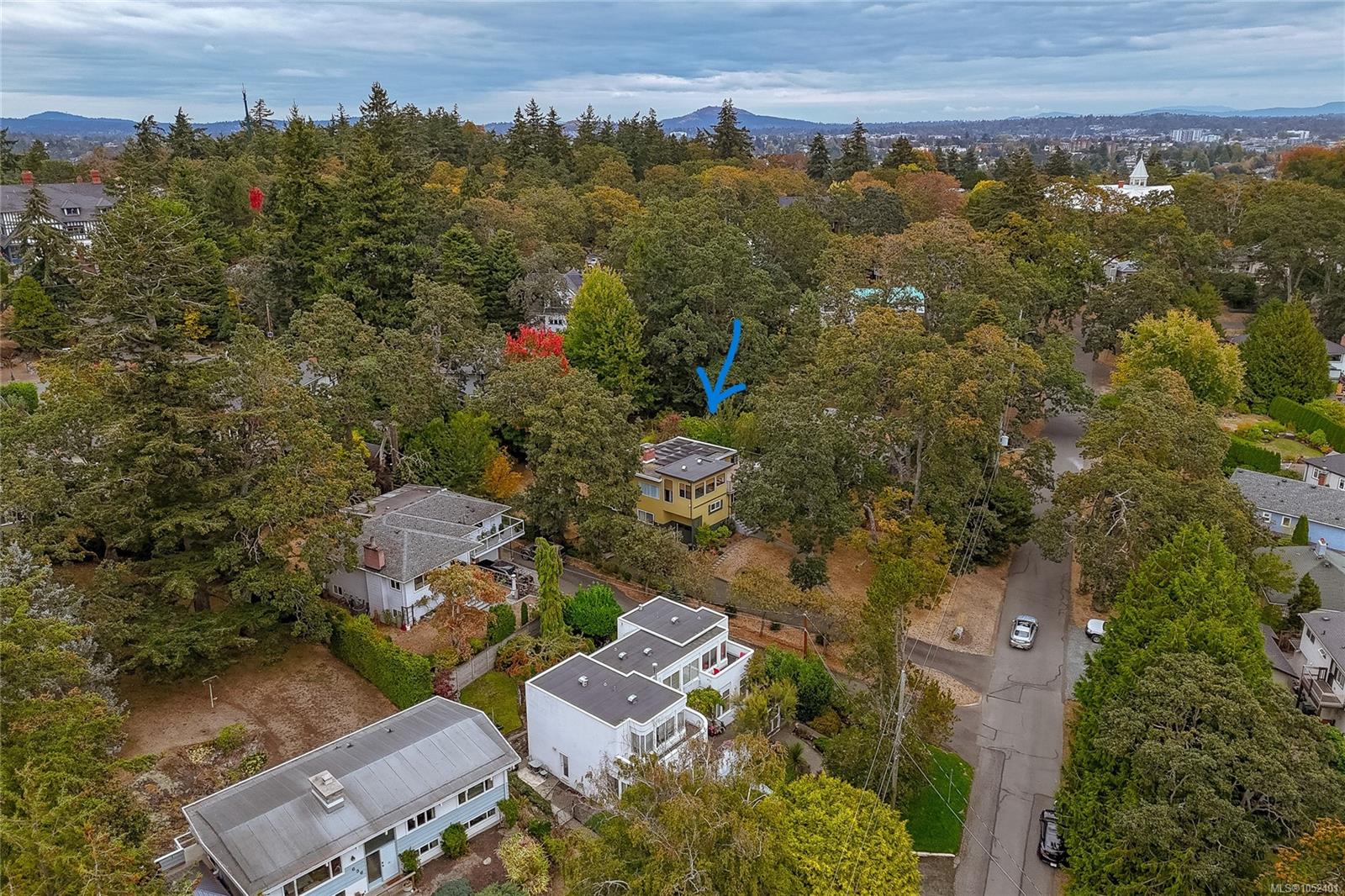 644 Fernhill Rd — listing photo 3 of 43