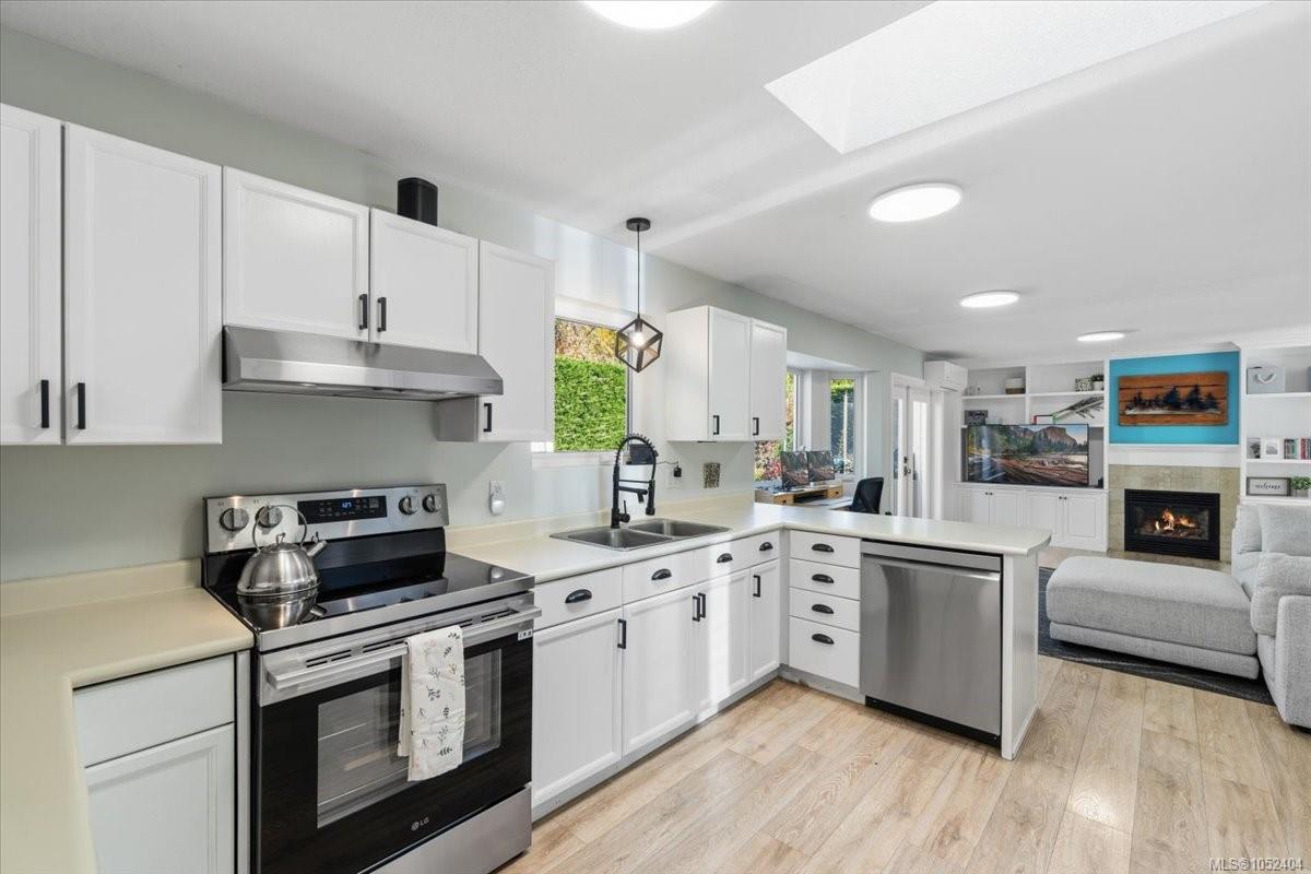 781 Sanderson Rd — listing photo 4 of 61