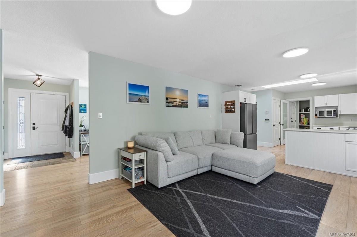 781 Sanderson Rd — listing photo 7 of 61