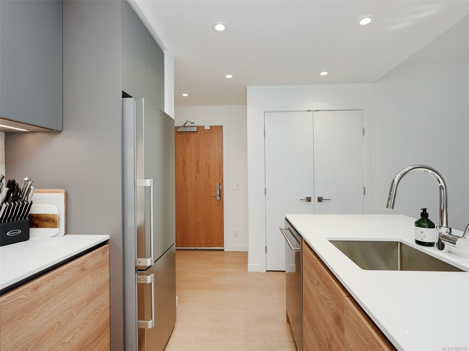 606-363 Tyee Rd — listing photo 13 of 28