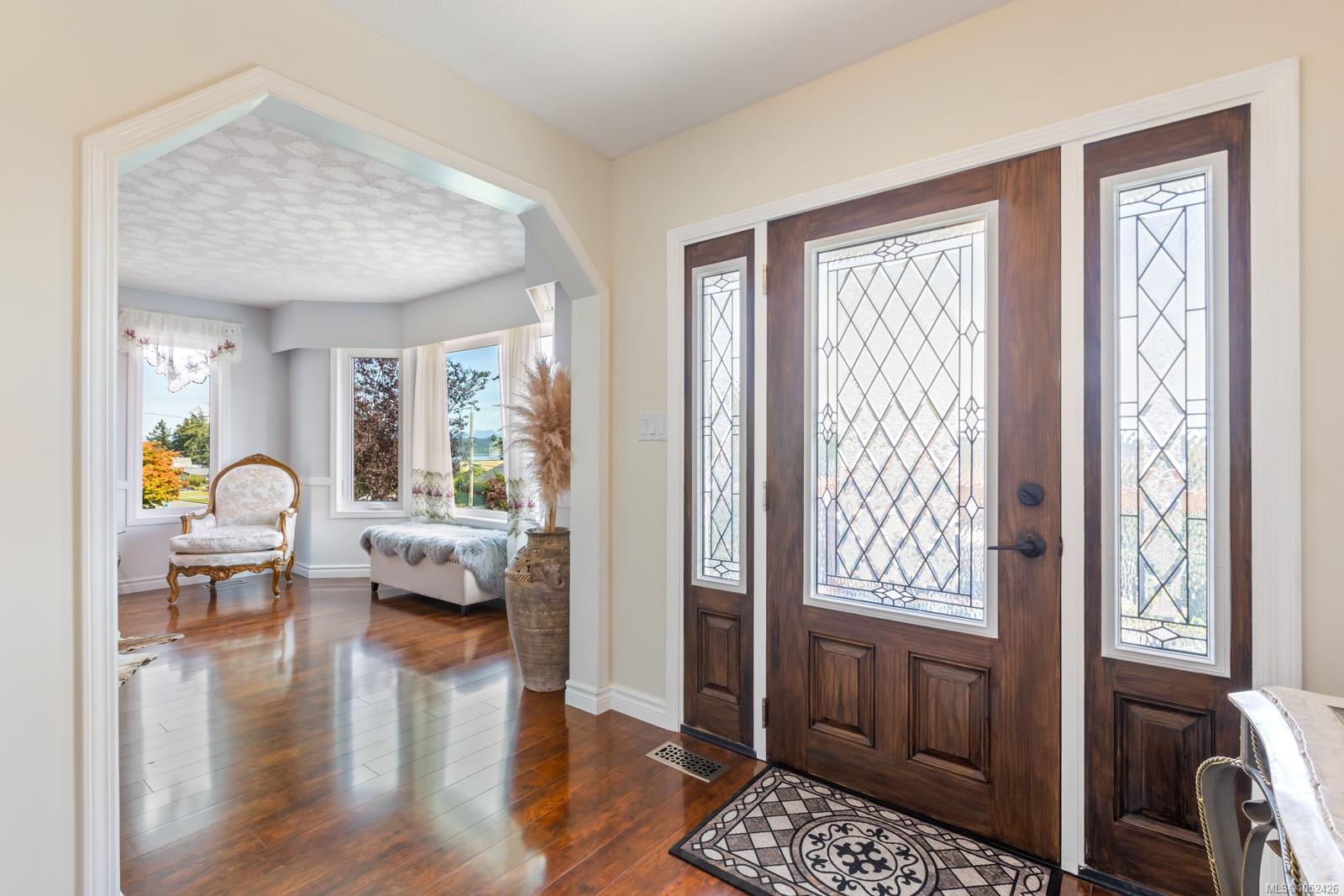 392 Carnegie St — listing photo 5 of 40