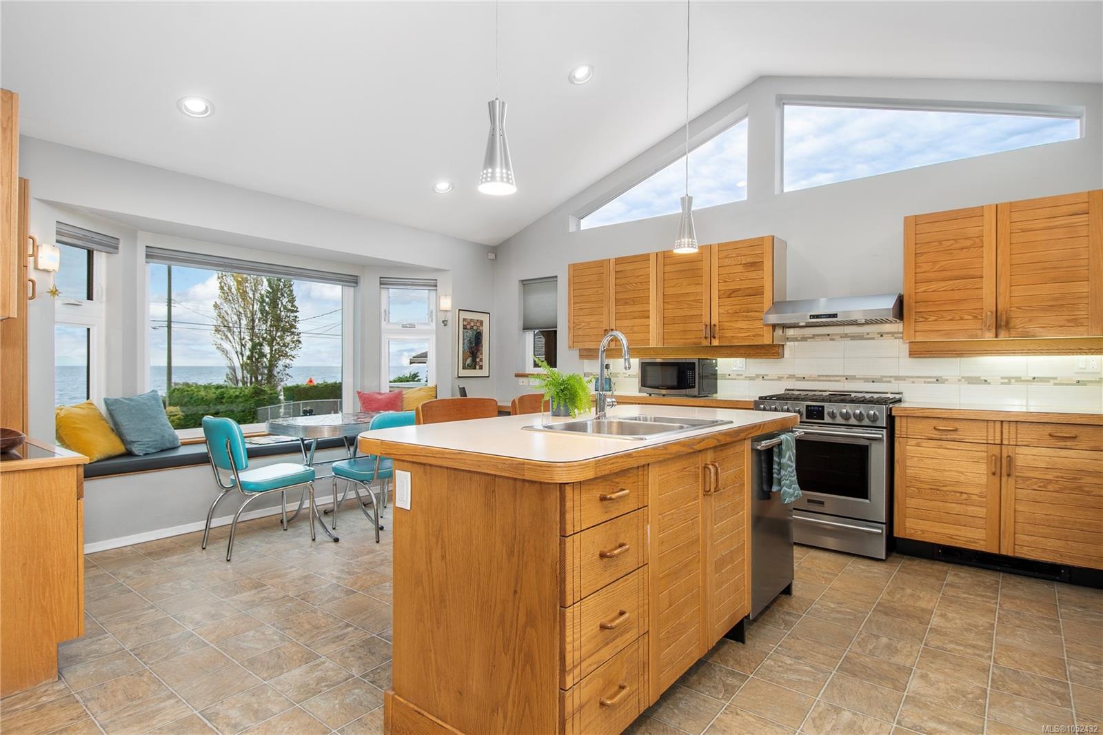 2978 South Island Hwy — listing photo 12 of 64