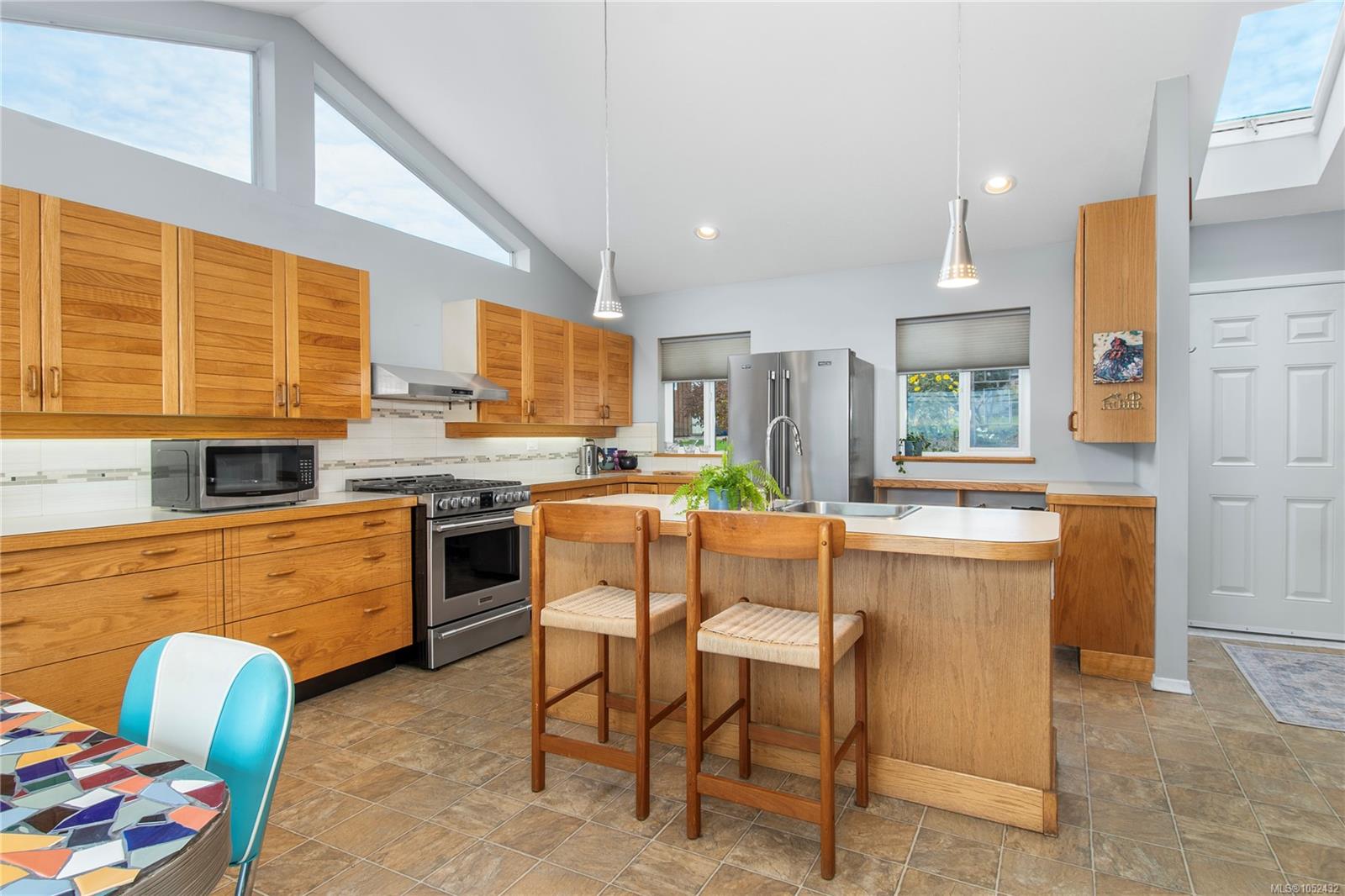 2978 South Island Hwy — listing photo 13 of 64