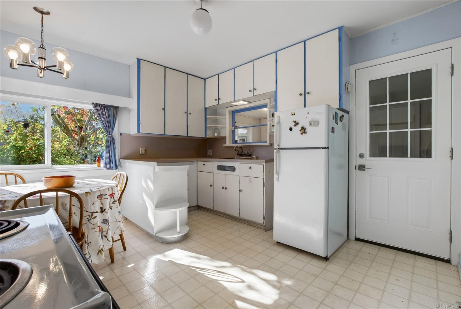 483 Beech Ave — listing photo 10 of 28