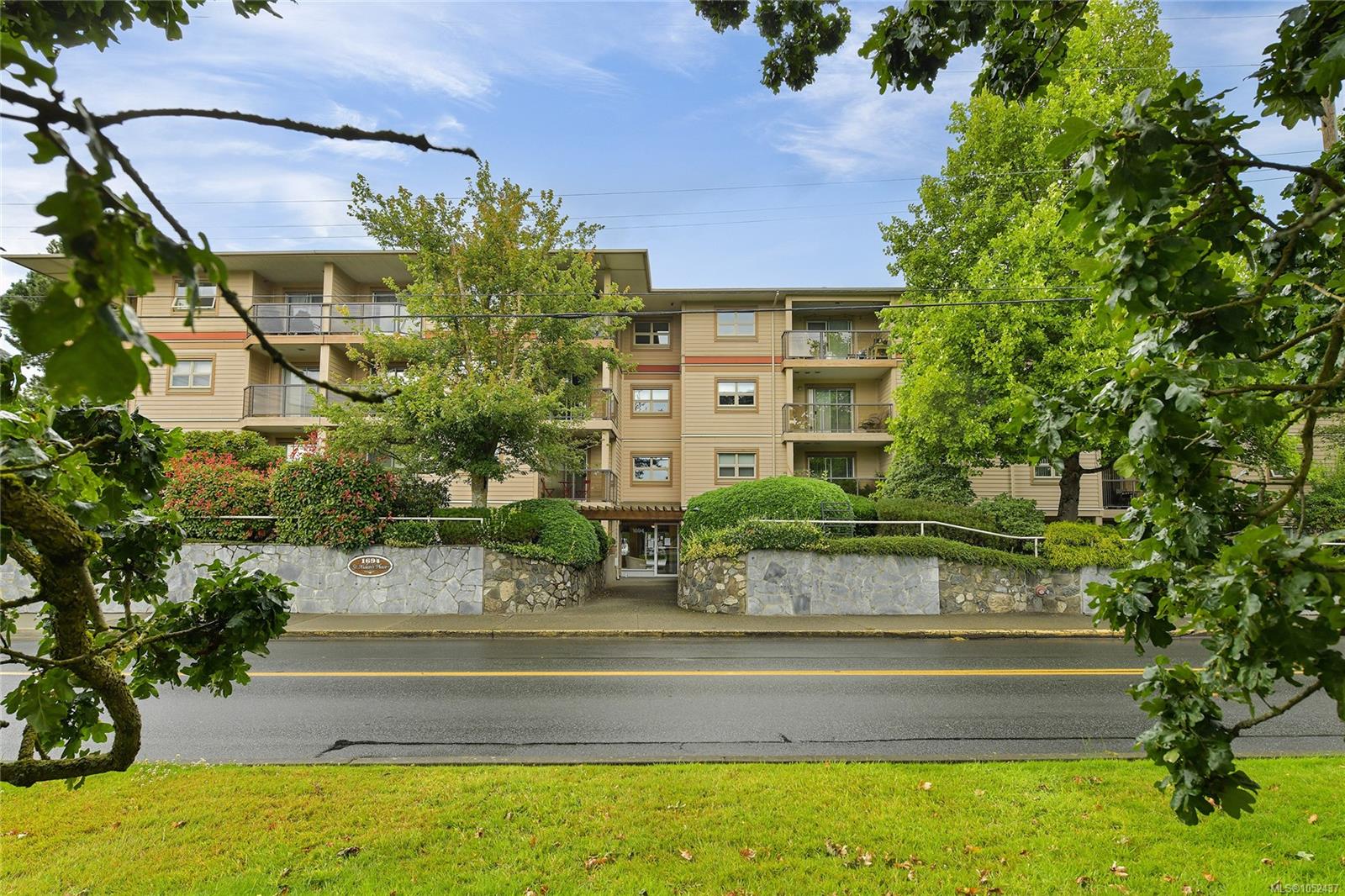301 1694 Cedar Hill Cross Rd, Saanich