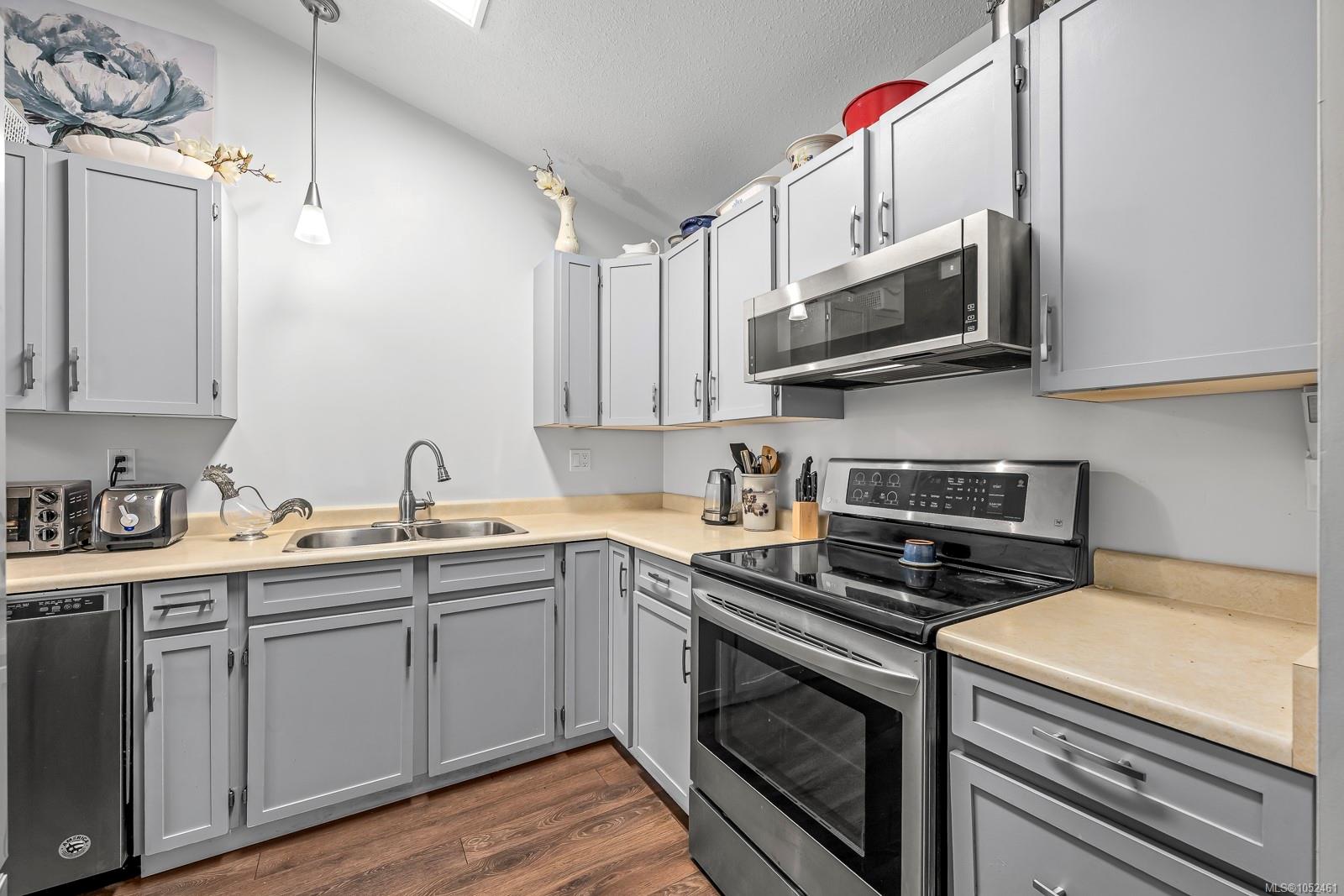 4-2030 Robb Ave — listing photo 3 of 24