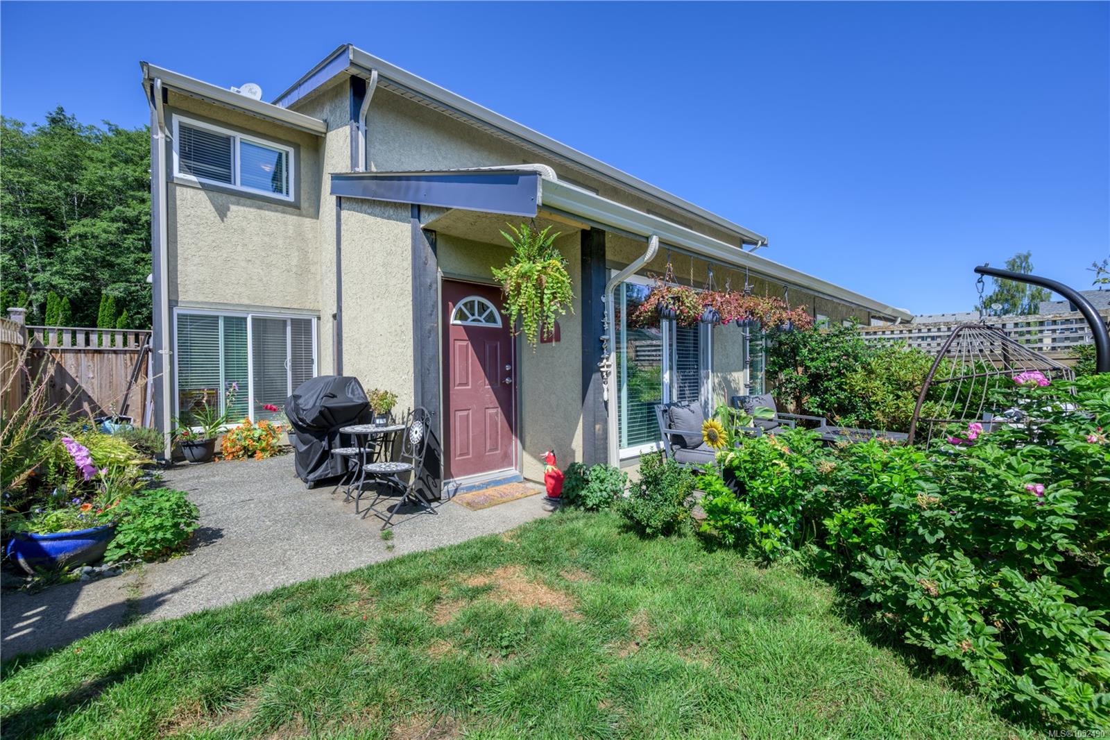 19-9130 Granville St — listing photo 2 of 23