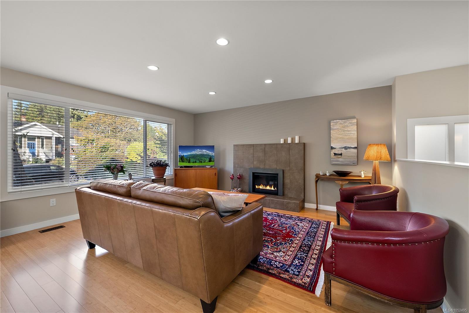 453 Monterey Ave — listing photo 8 of 39