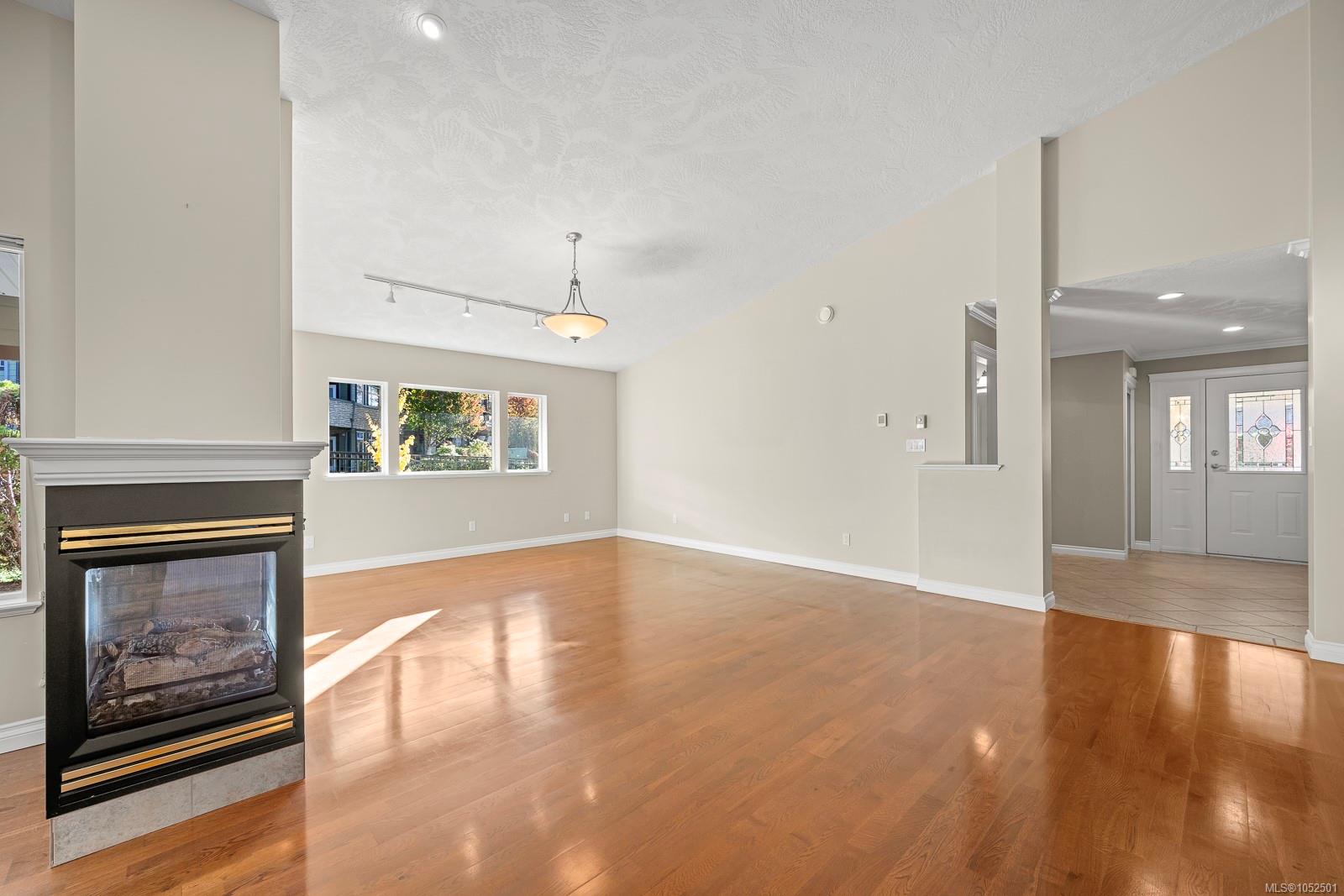 112-44 Anderton Ave — listing photo 4 of 51