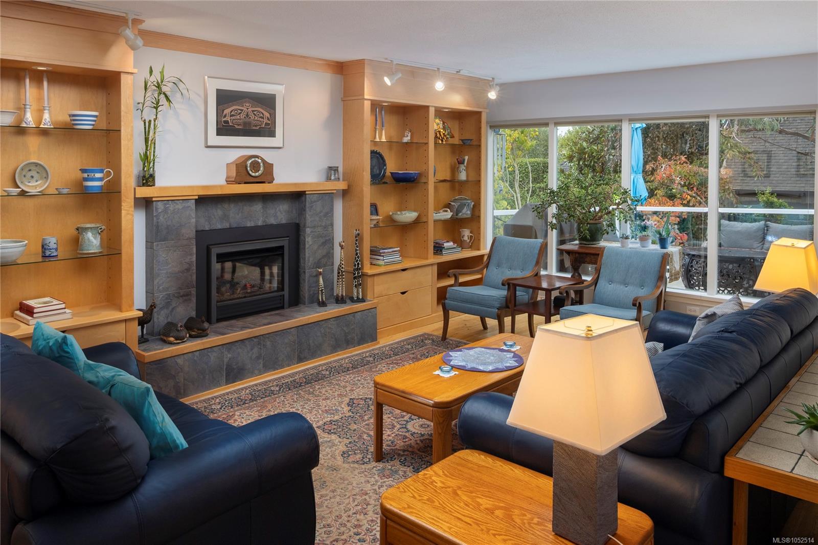 2464 Hazel St — listing photo 3 of 66