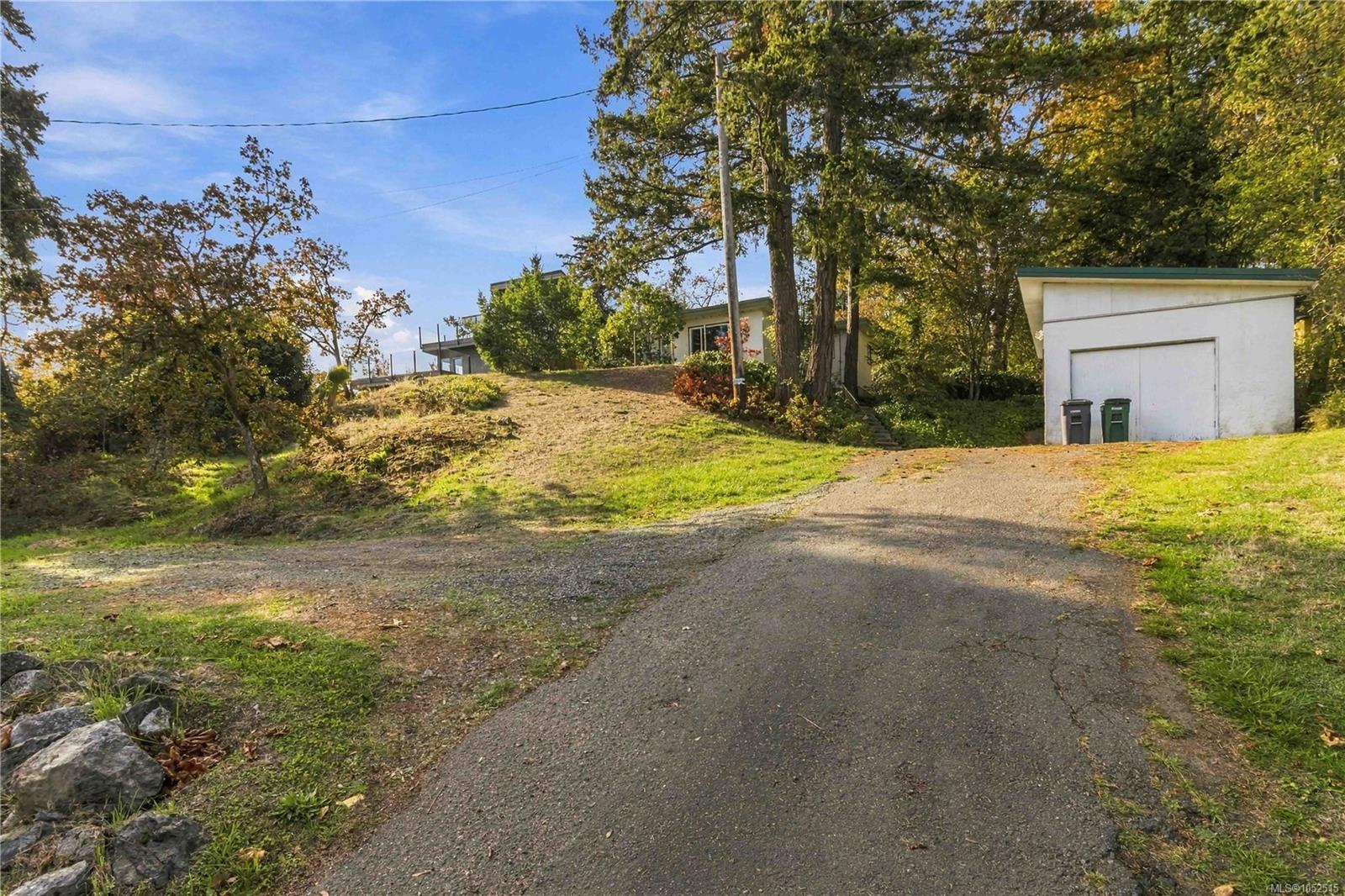 3904 Wilkinson Rd — listing photo 3 of 41
