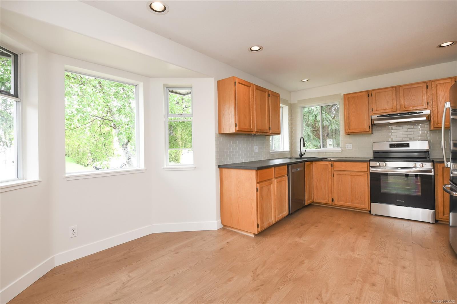 349 Durrand Pl — listing photo 11 of 44