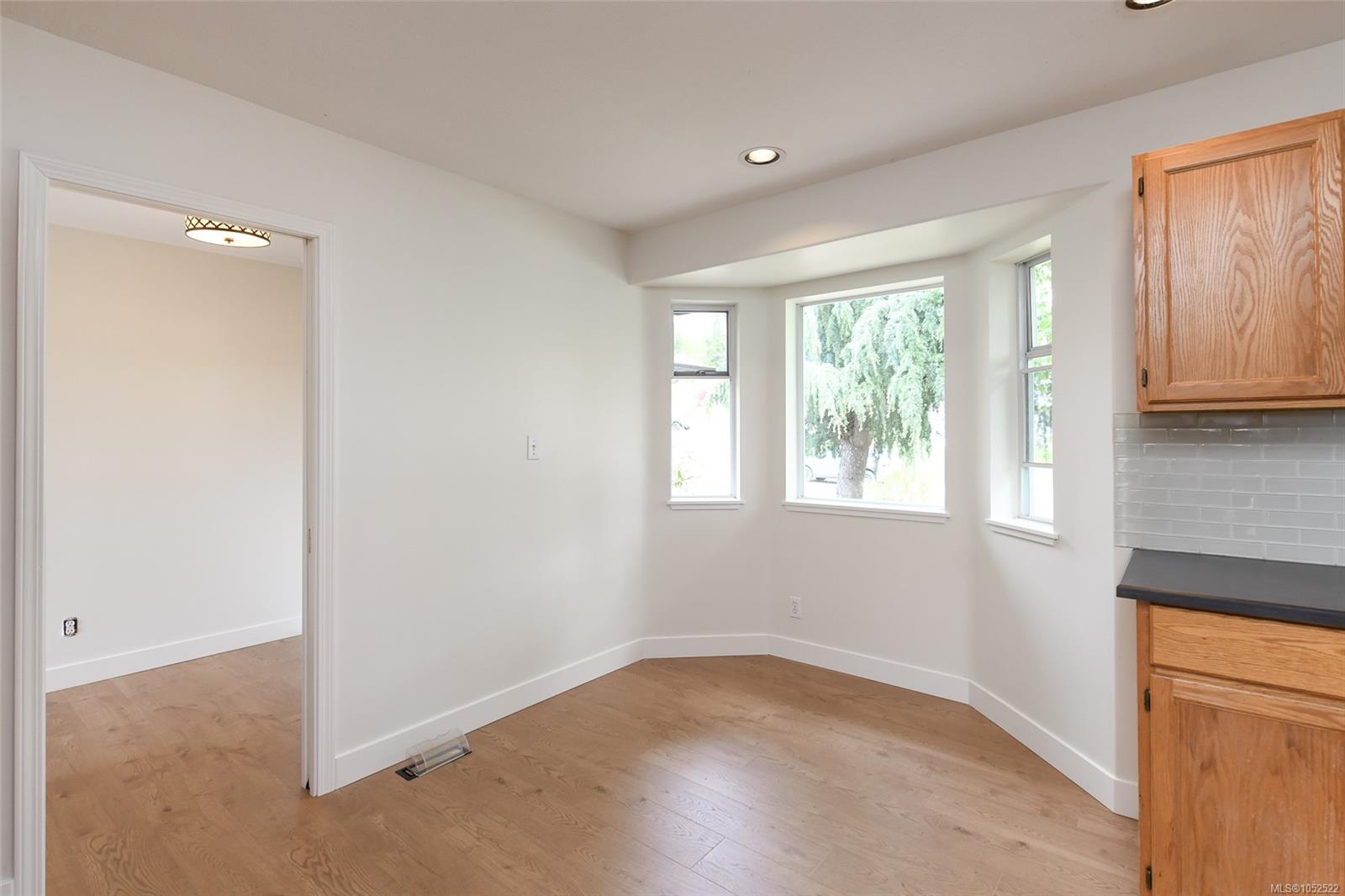 349 Durrand Pl — listing photo 12 of 44