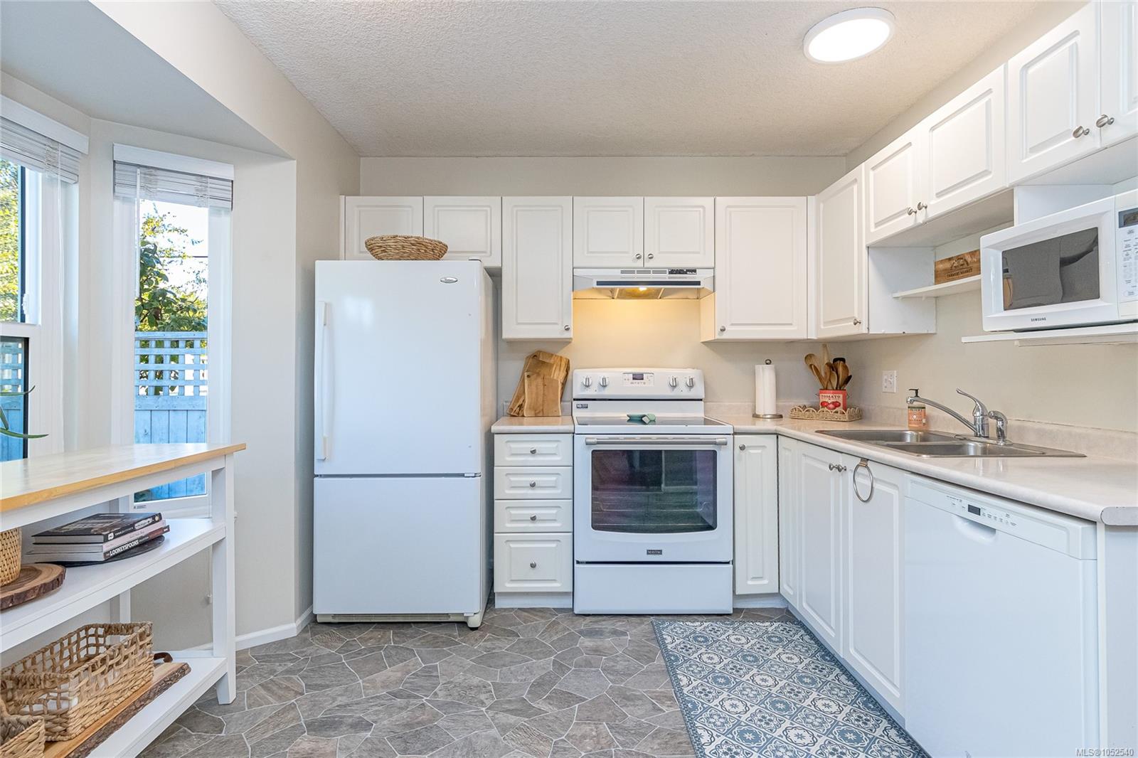 2-3570 Norwell Dr — listing photo 8 of 54
