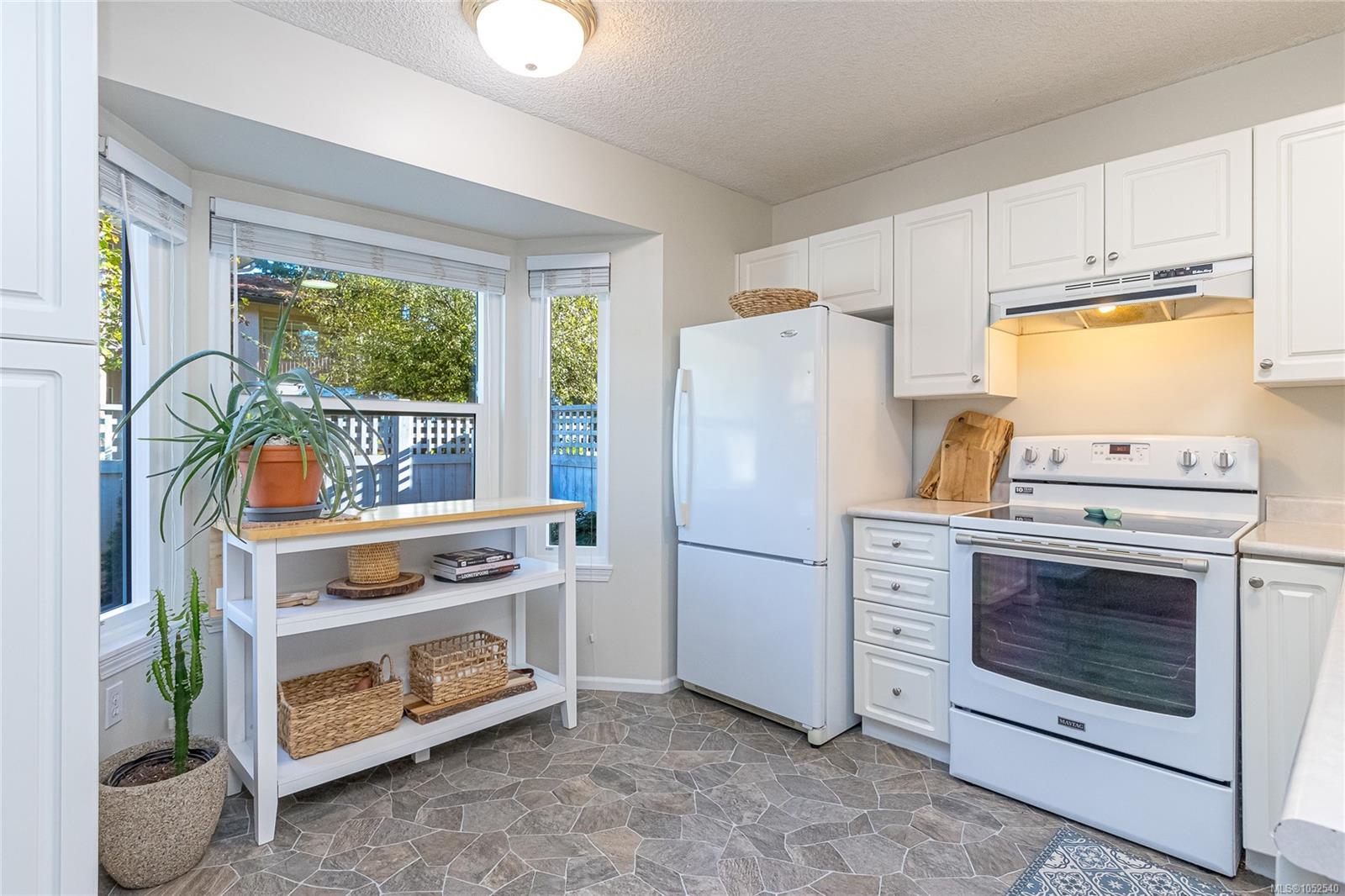 2-3570 Norwell Dr — listing photo 9 of 54