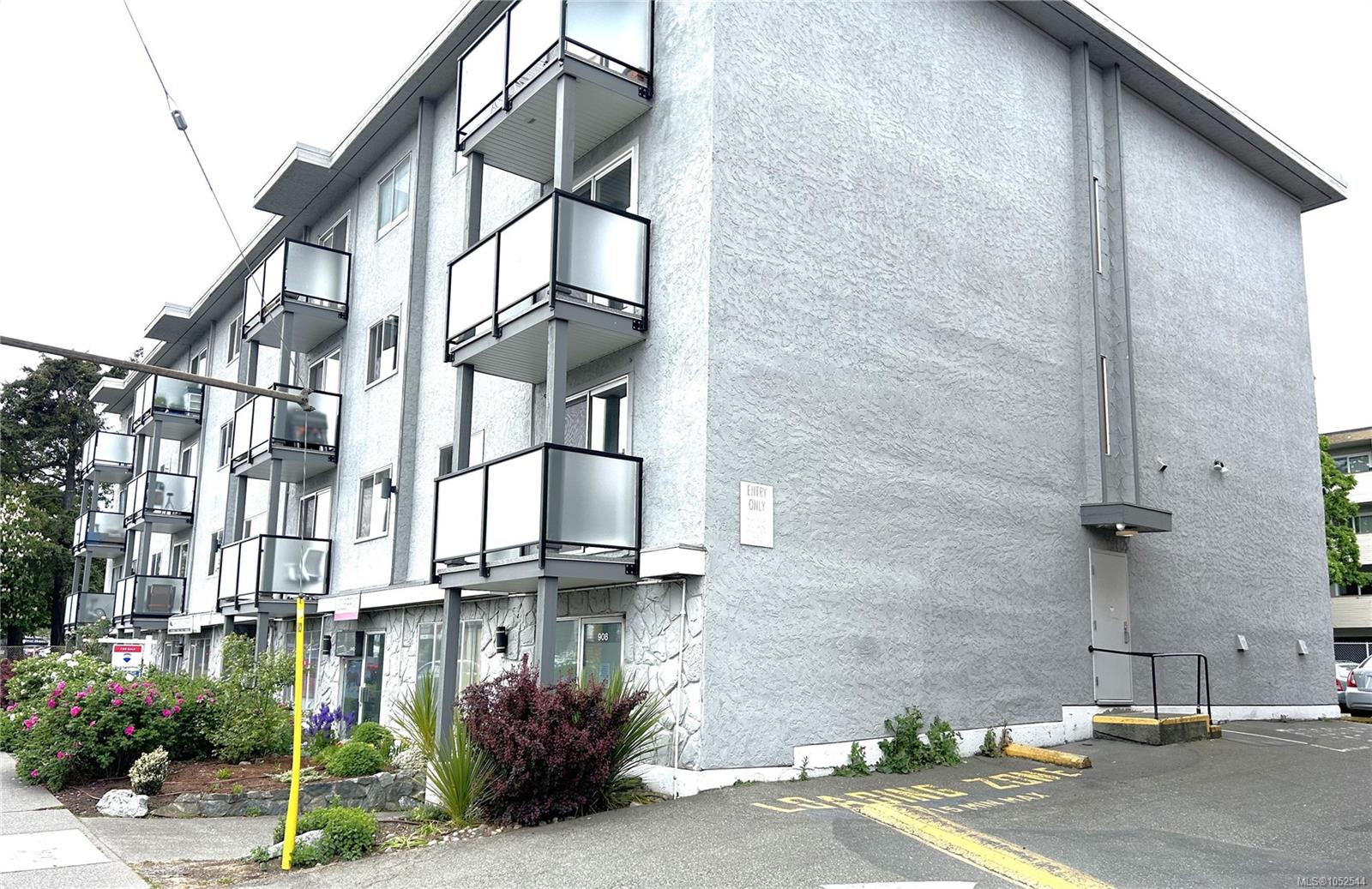 304 904 HILLSIDE Ave, Victoria