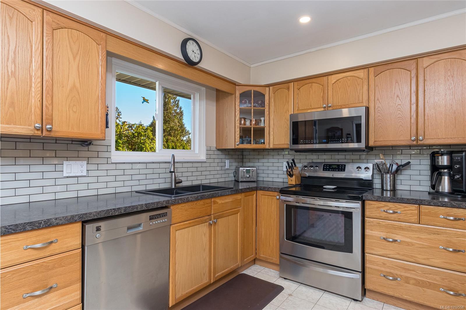 1650 Yeo St — listing photo 11 of 53