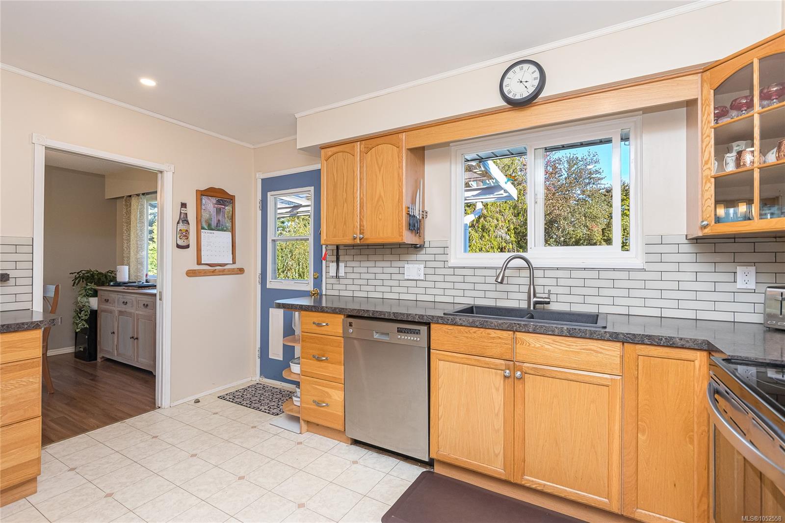 1650 Yeo St — listing photo 12 of 53