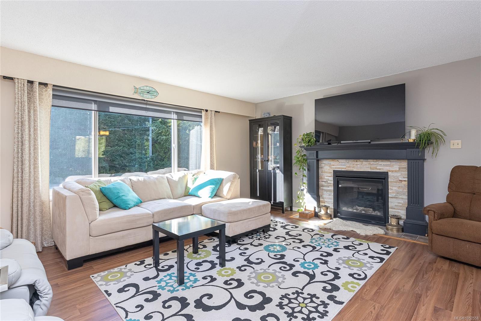 1650 Yeo St — listing photo 4 of 53